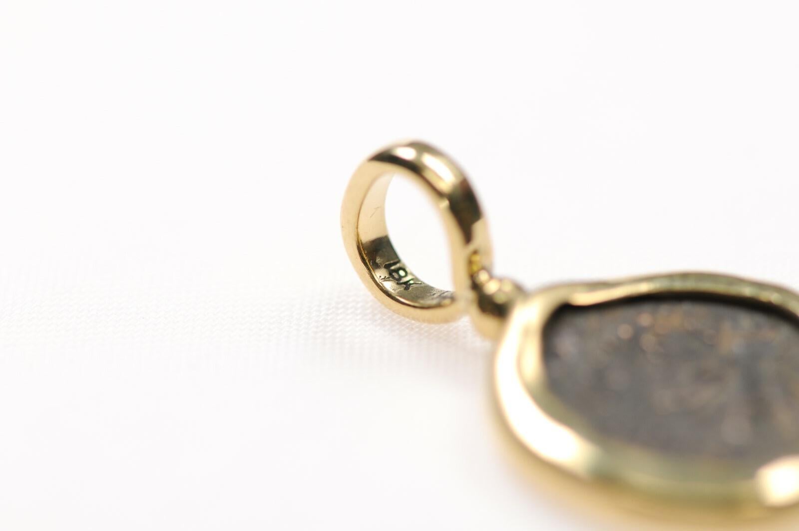 Pendentif en forme de mite de veuve en vente 7