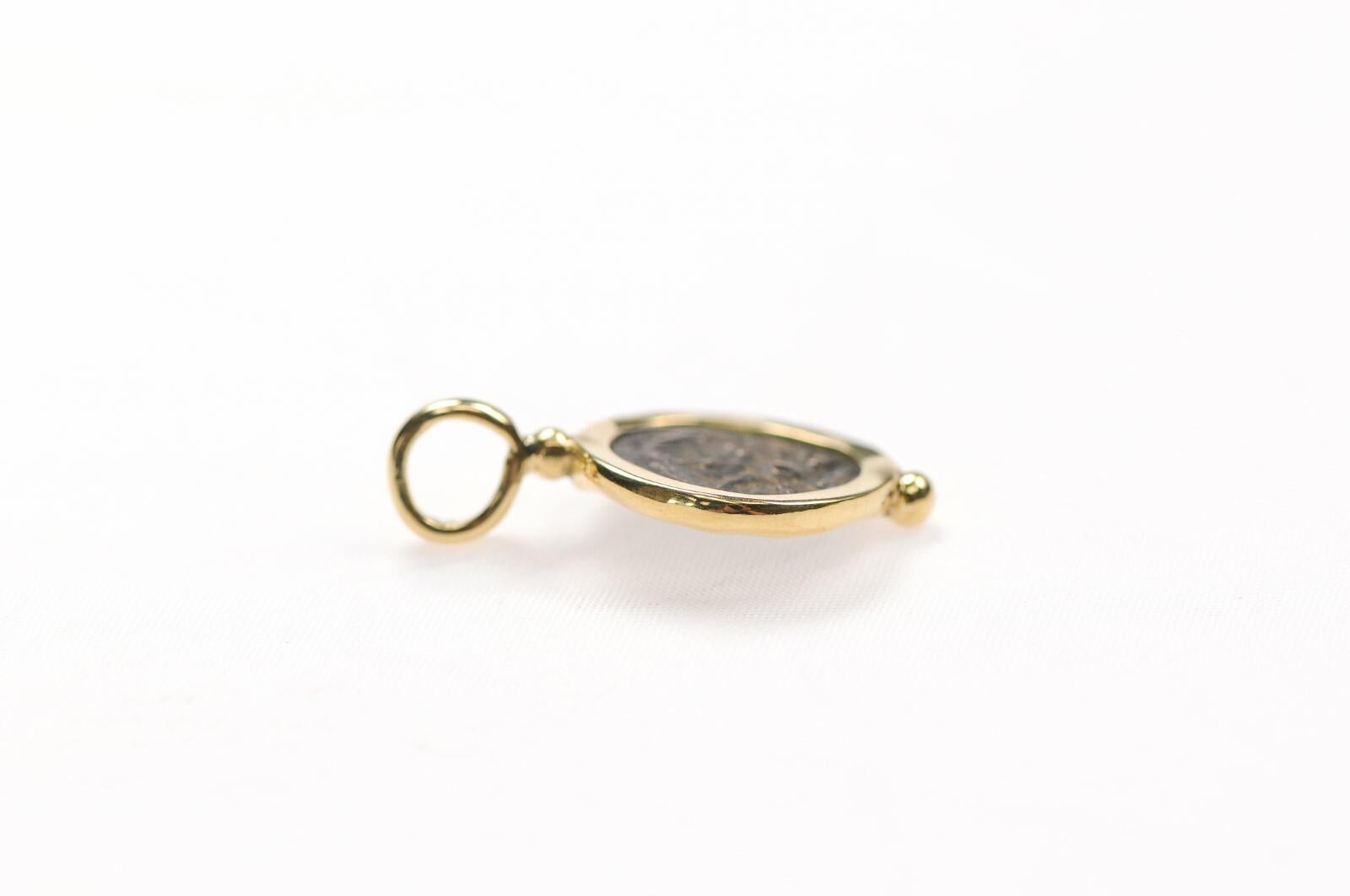 Pendentif en forme de mite de veuve en vente 8