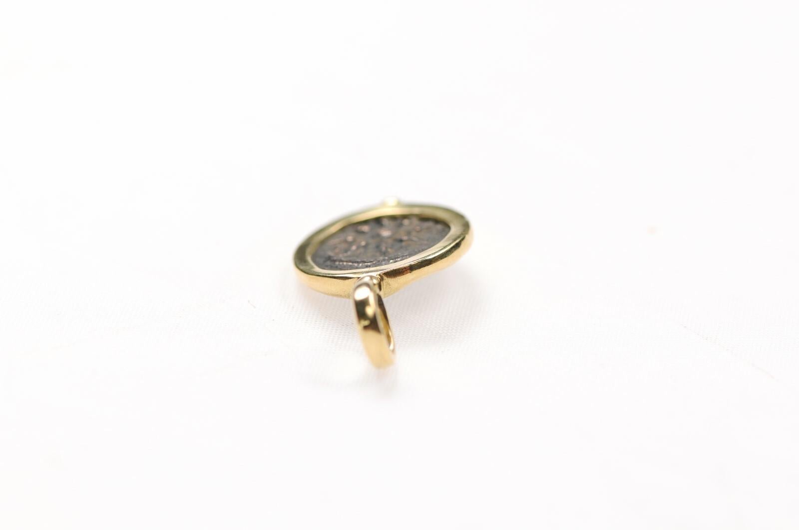 Pendentif en forme de mite de veuve en vente 9