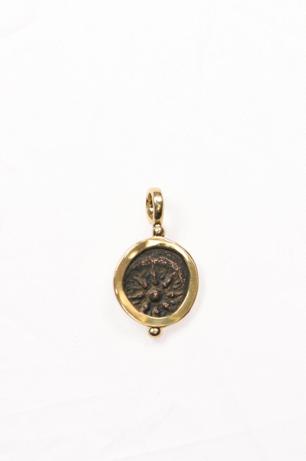 Pendentif en forme de mite de veuve garni d'or 18 carats. Cette [pièce] Prutah date de 103-76 av. J.-C., pèse 1,14 gramme et mesure 14 mm.