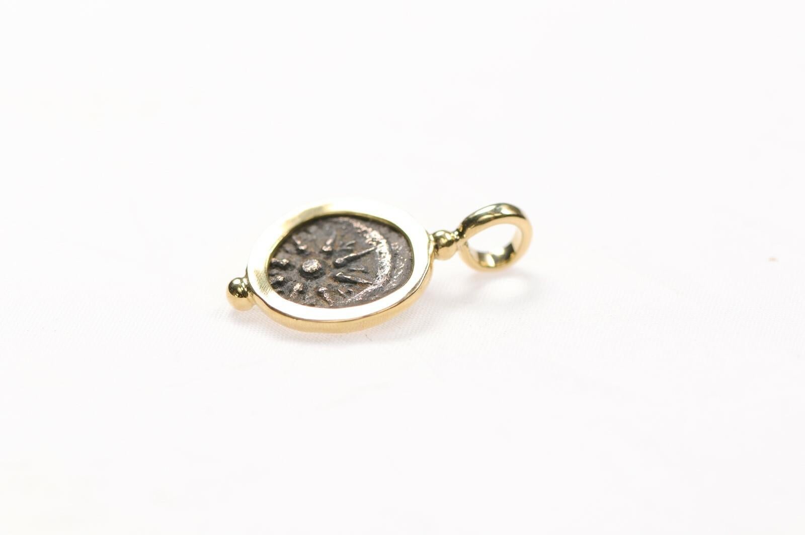 Pendentif en forme de mite de veuve Unisexe en vente