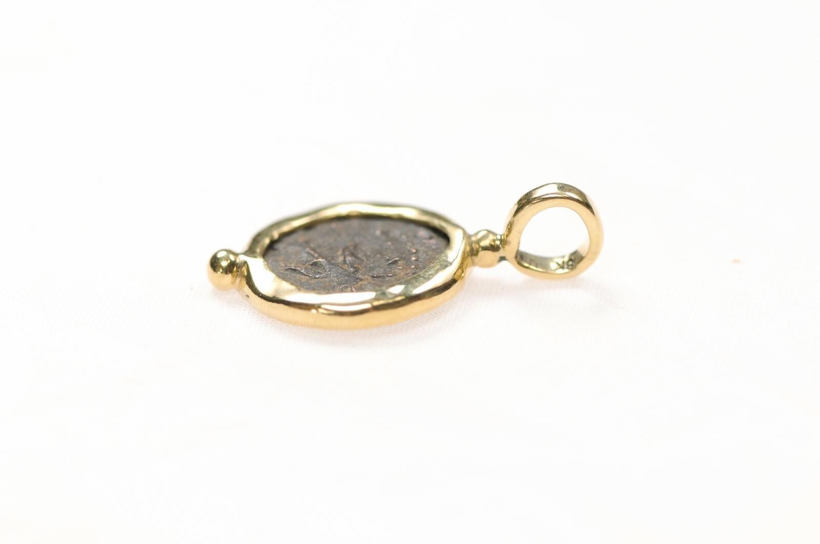Pendentif en forme de mite de veuve en vente 3
