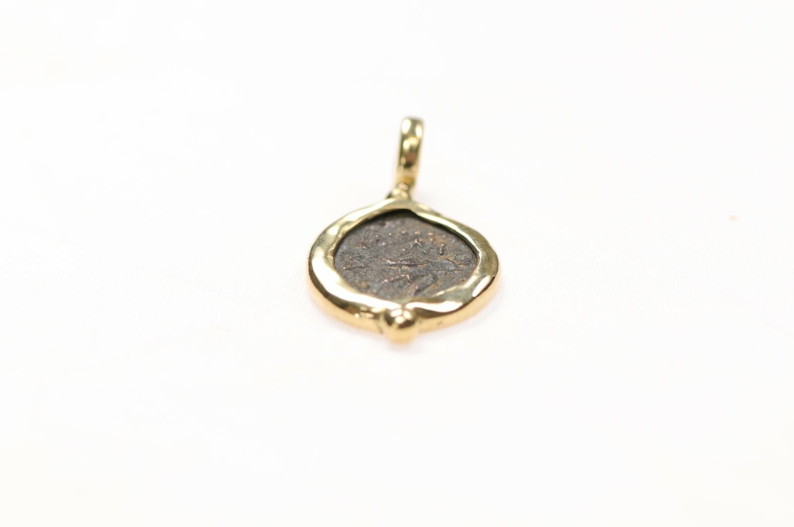 Pendentif en forme de mite de veuve en vente 4