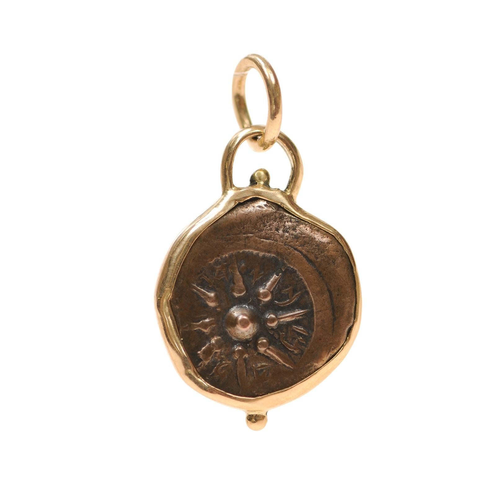 Ciondolo in bronzo Æ Prutah [moneta] con acaro della vedova e rifinito con oro a 18 carati proveniente dalla terra di Giudea, Gerusalemme, dal regno di Alexander, il secondo re asmoneo, circa 103-76 a.C.. Questa moneta è stata ispezionata e