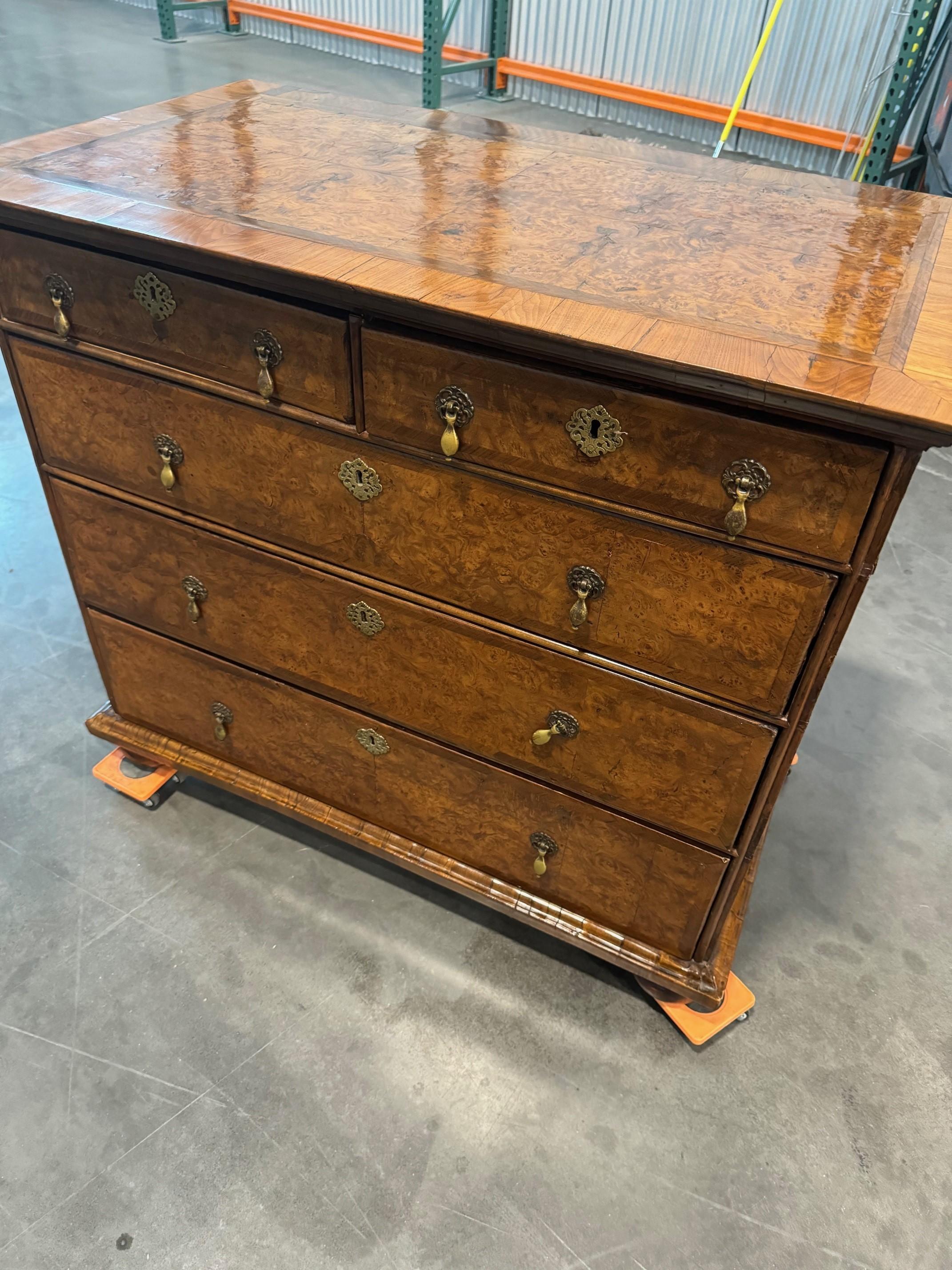 A William and Mary Burr Walnut and Feather Banded Chest of Drawers Circa 1700 4