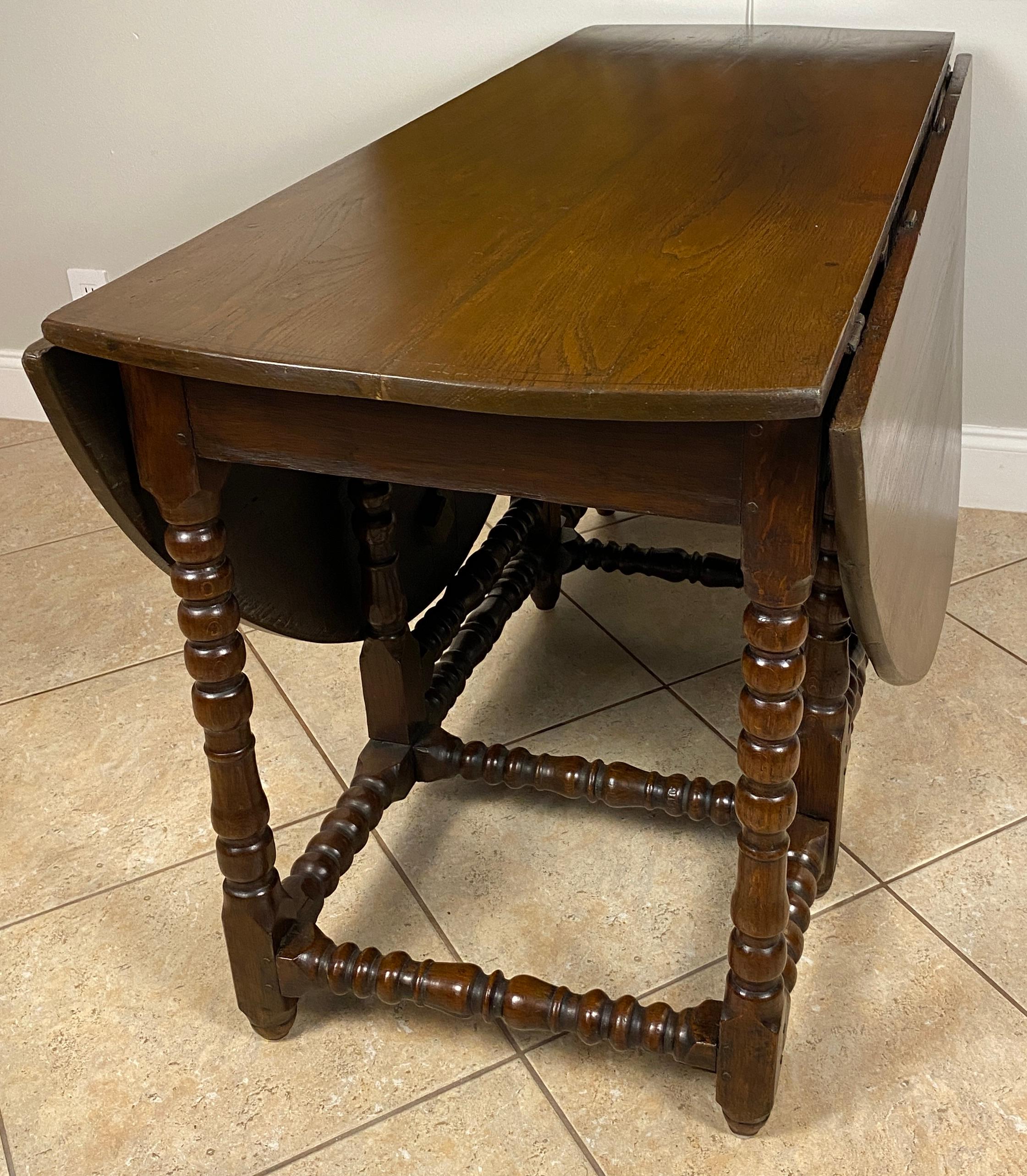 A William and Mary Oak Gateleg Table, Late 17th-Early 18th Century Gateleg Table For Sale 6