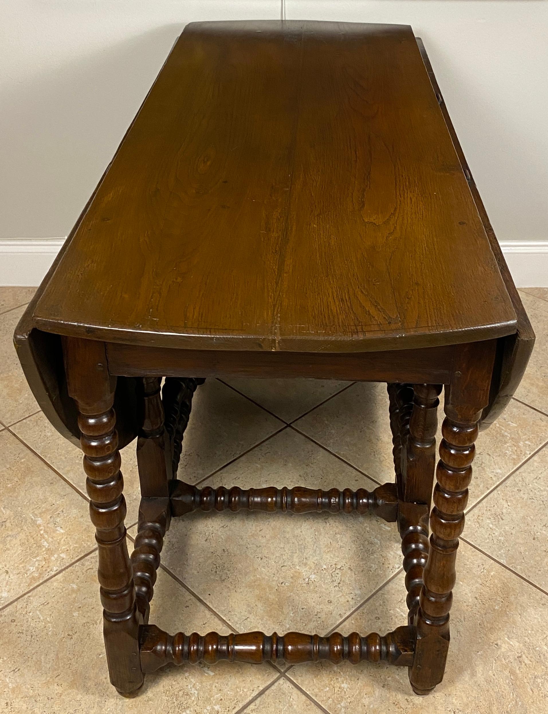 A William and Mary Oak Gateleg Table, Late 17th-Early 18th Century Gateleg Table For Sale 7