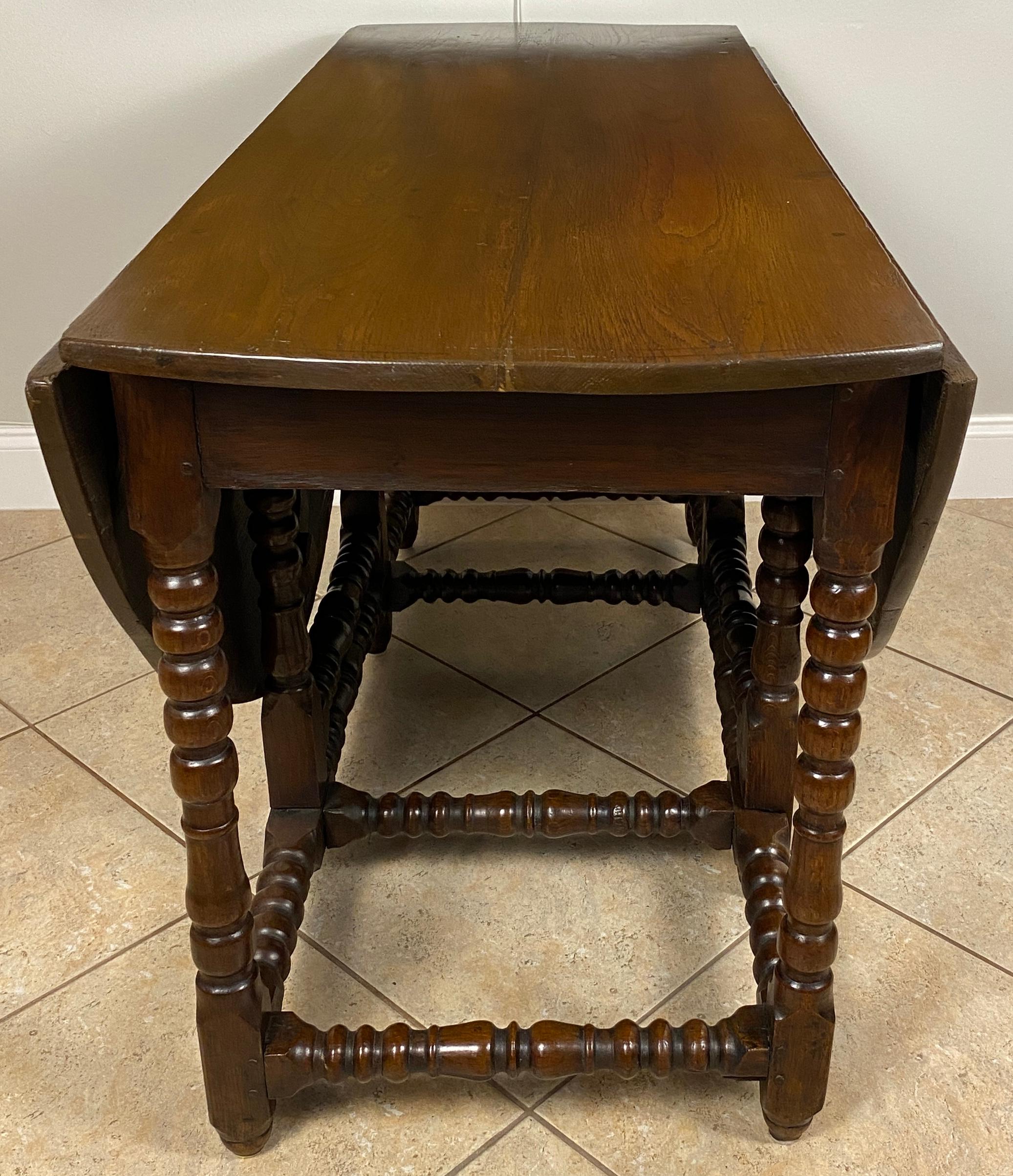 English A William and Mary Oak Gateleg Table, Late 17th-Early 18th Century Gateleg Table For Sale