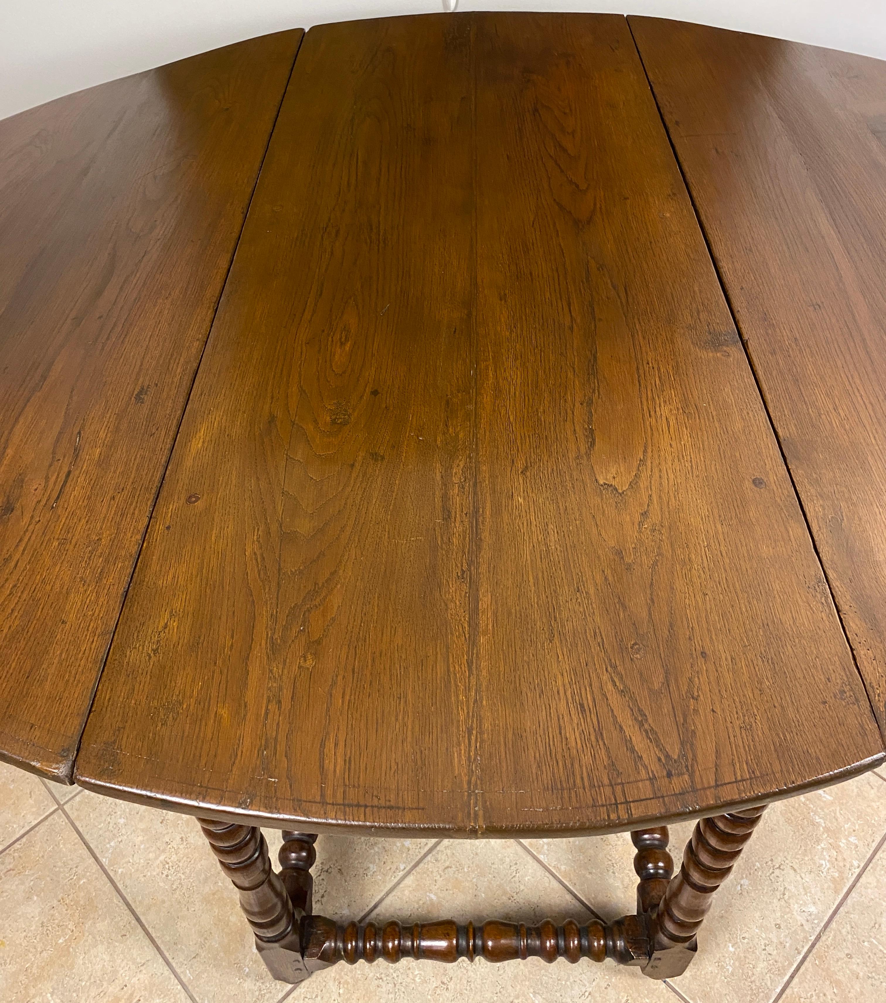 A William and Mary Oak Gateleg Table, Late 17th-Early 18th Century Gateleg Table In Good Condition For Sale In Miami, FL