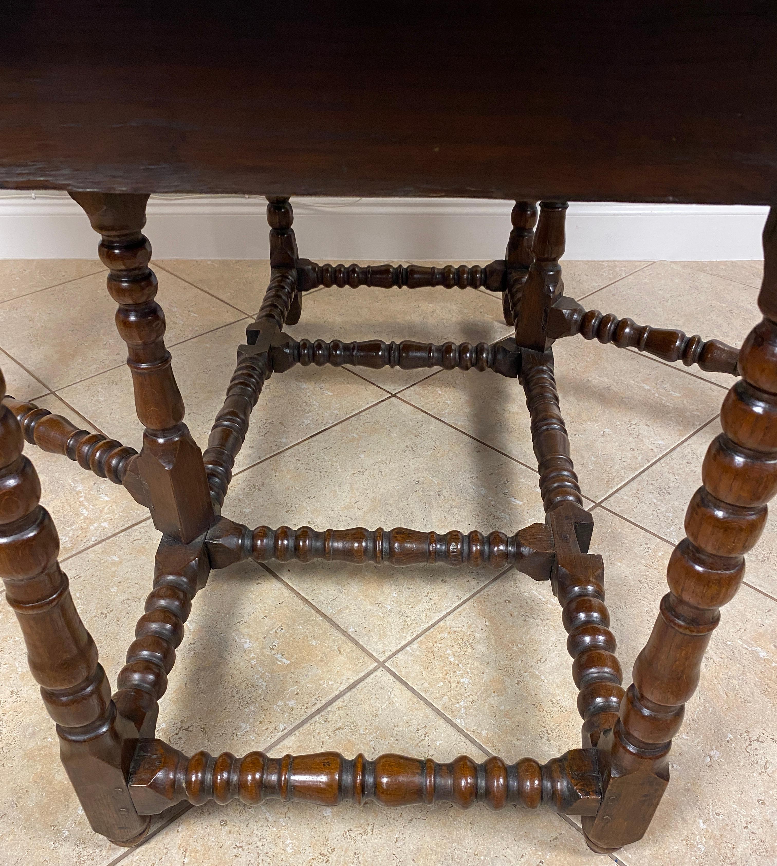 A William and Mary Oak Gateleg Table, Late 17th-Early 18th Century Gateleg Table For Sale 1
