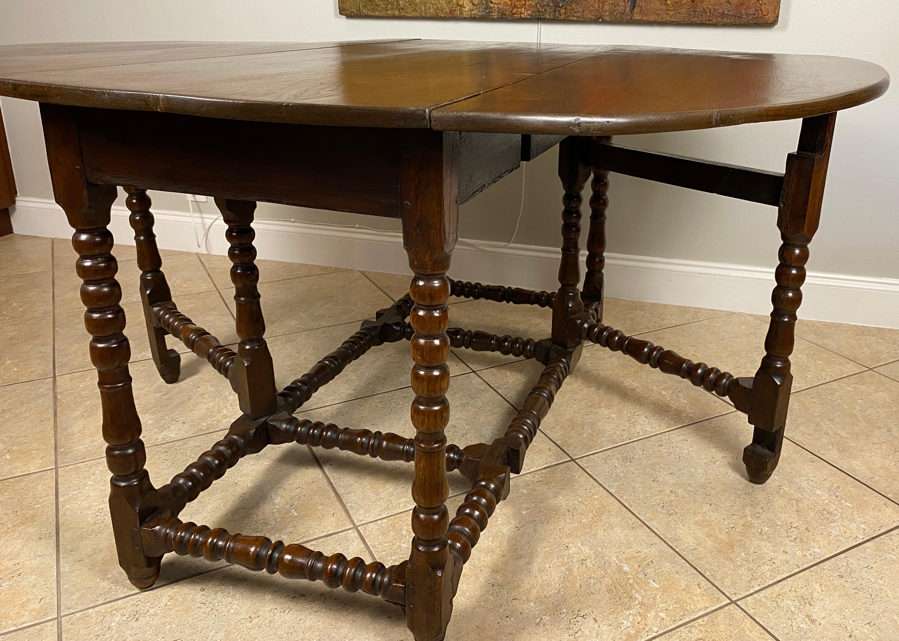 A William and Mary Oak Gateleg Table, Late 17th-Early 18th Century Gateleg Table For Sale 2