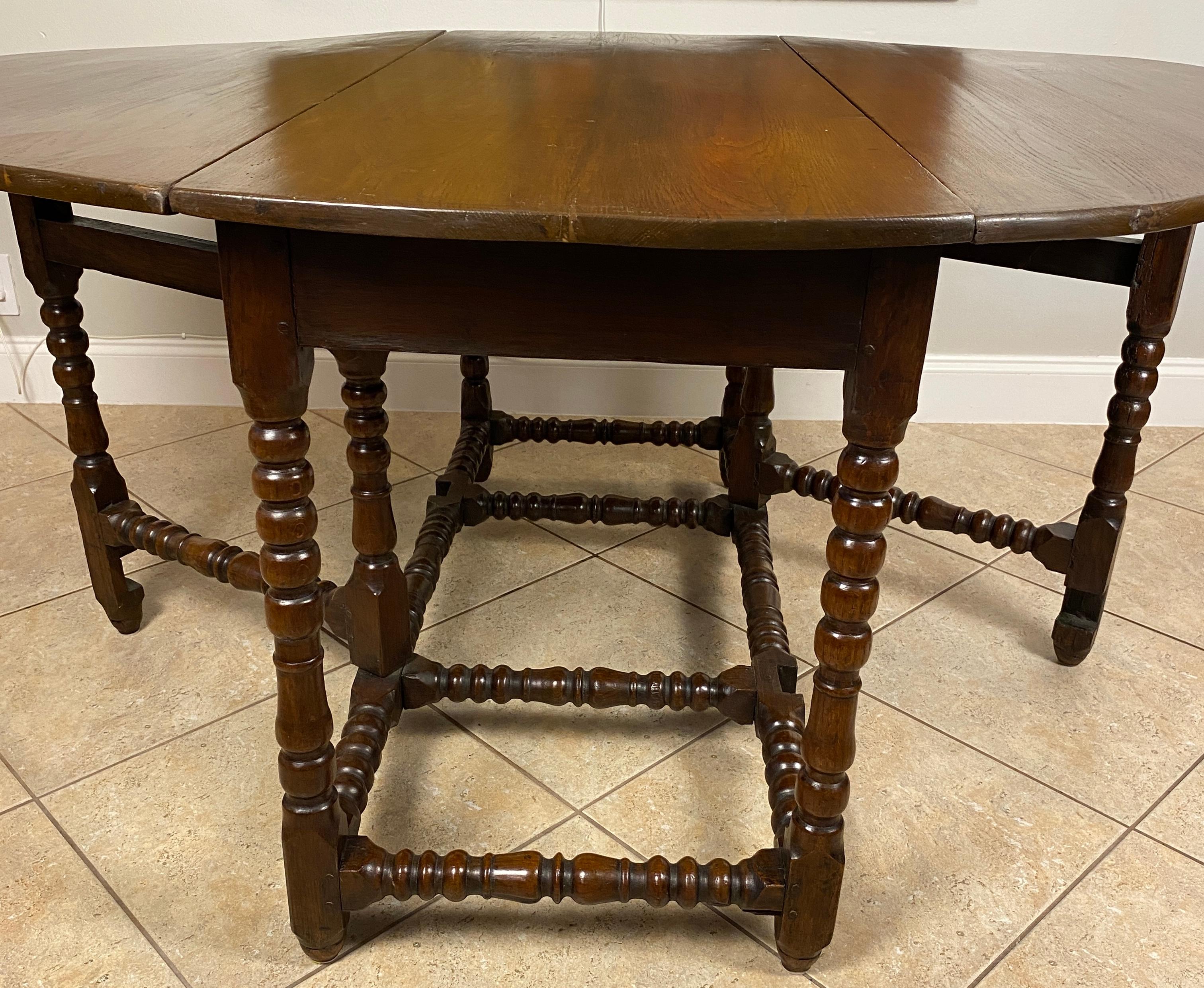 A William and Mary Oak Gateleg Table, Late 17th-Early 18th Century Gateleg Table For Sale 3
