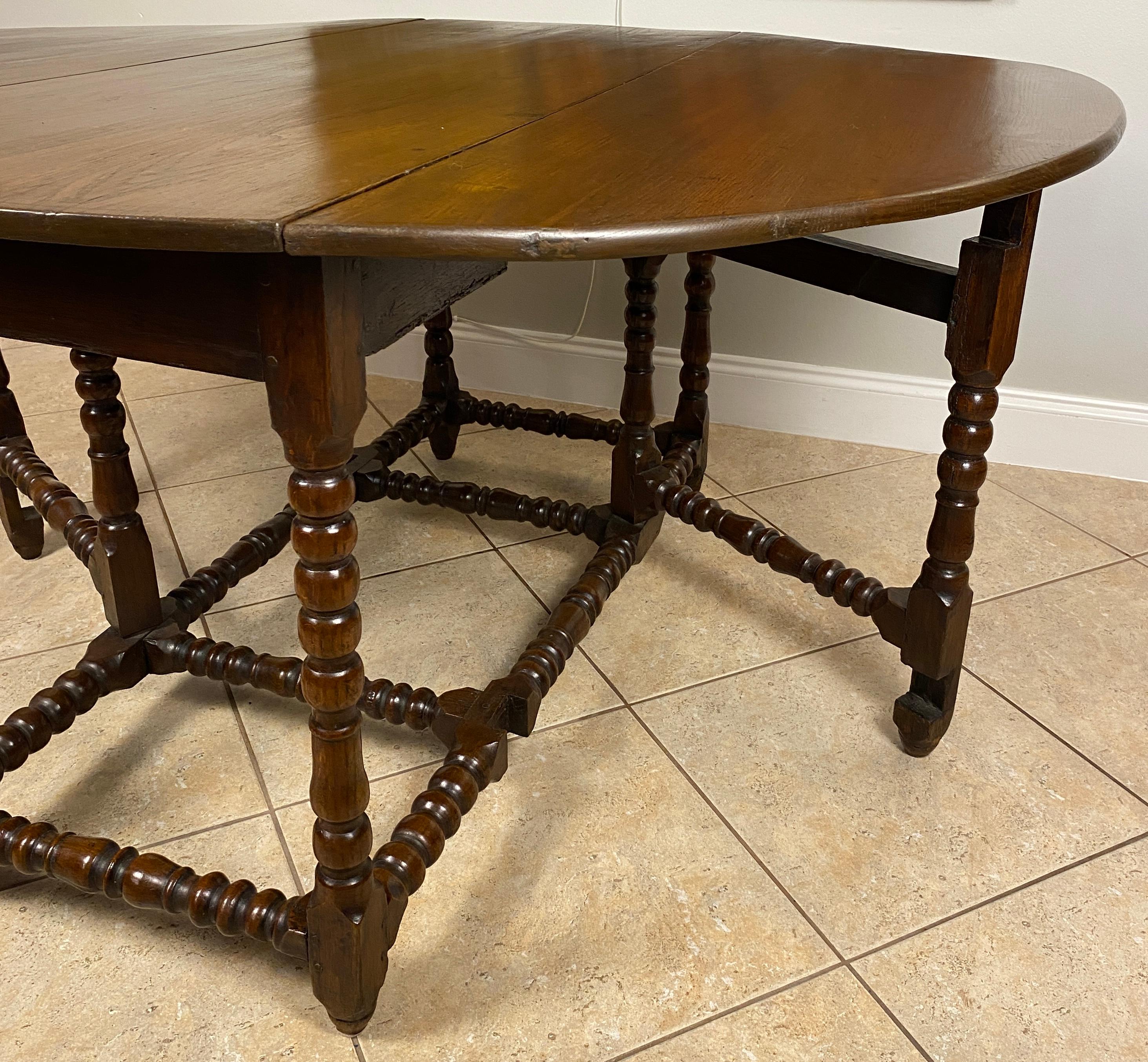 A William and Mary Oak Gateleg Table, Late 17th-Early 18th Century Gateleg Table For Sale 4