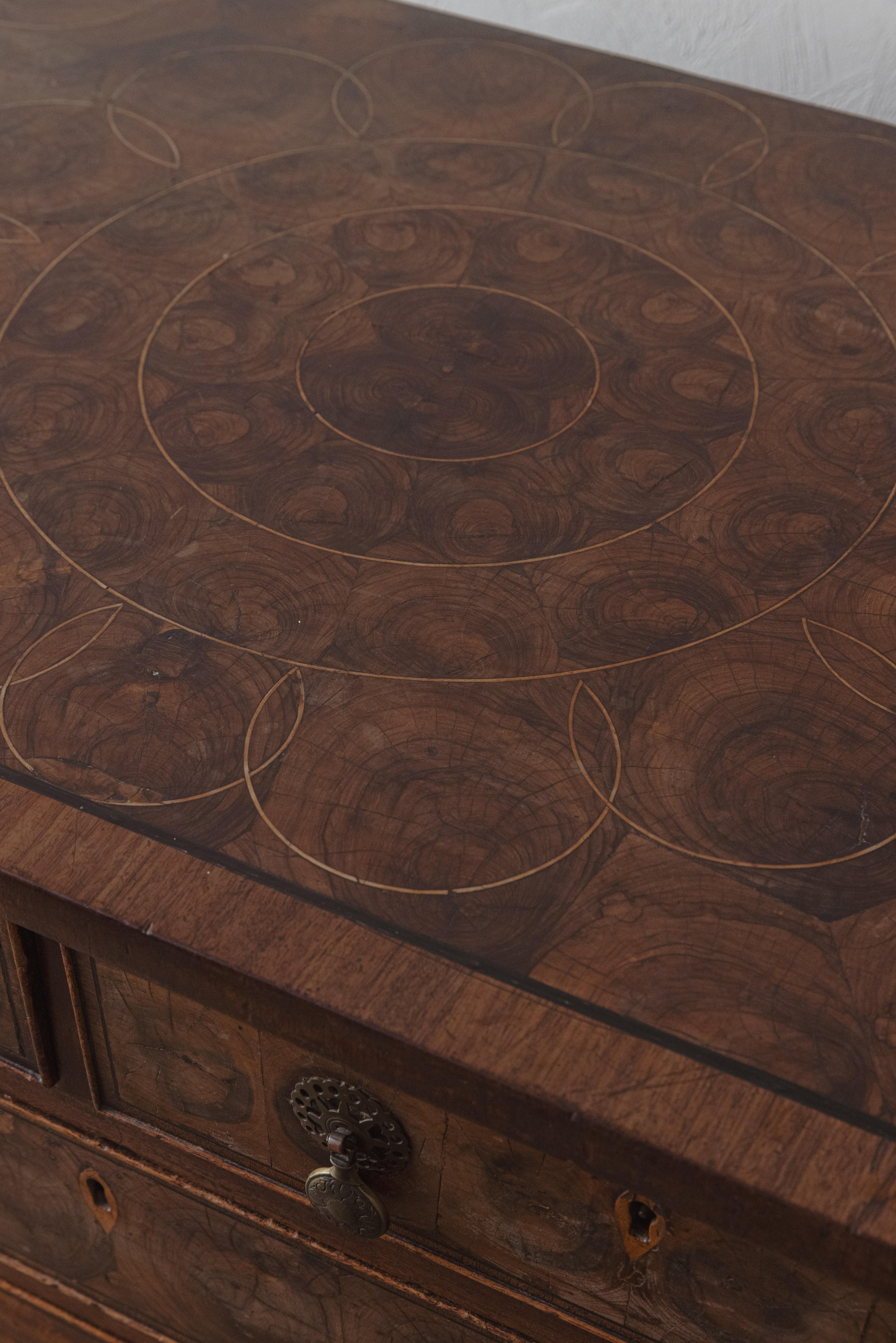 Una cassettiera con rivestimento in ostrica di William & Mary in vendita 2