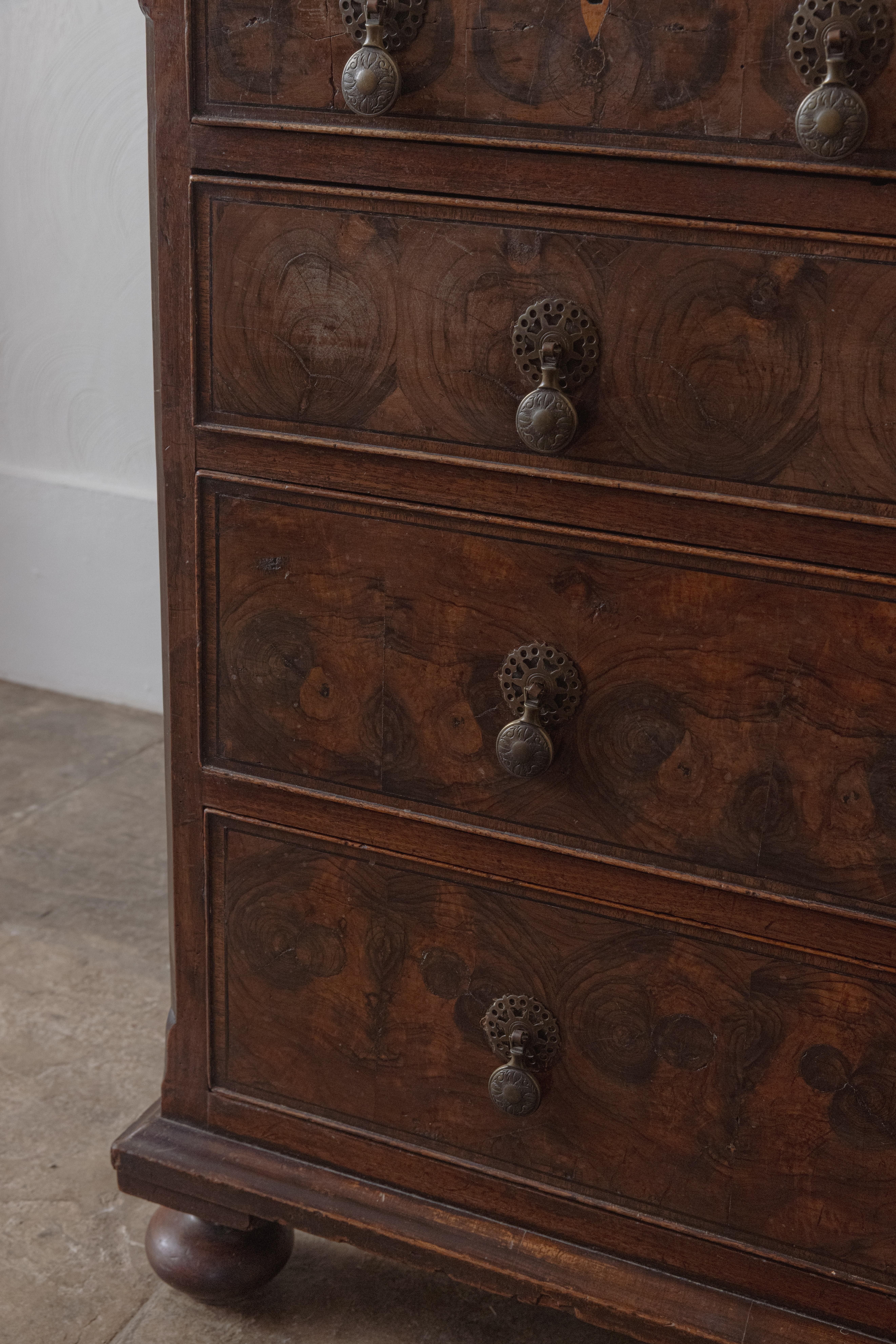 Una cassettiera con rivestimento in ostrica di William & Mary in vendita 4