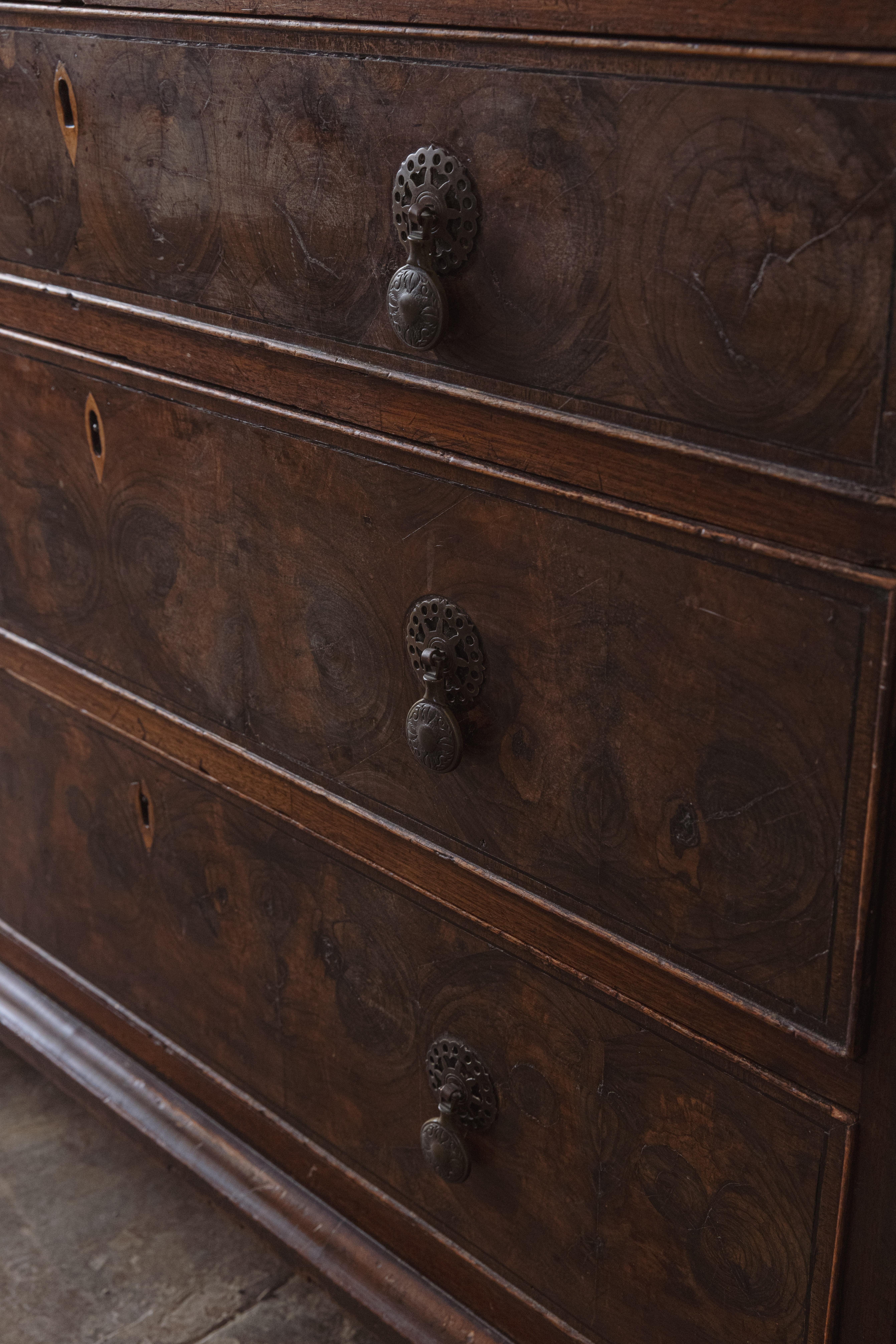 Una cassettiera con rivestimento in ostrica di William & Mary in vendita 5