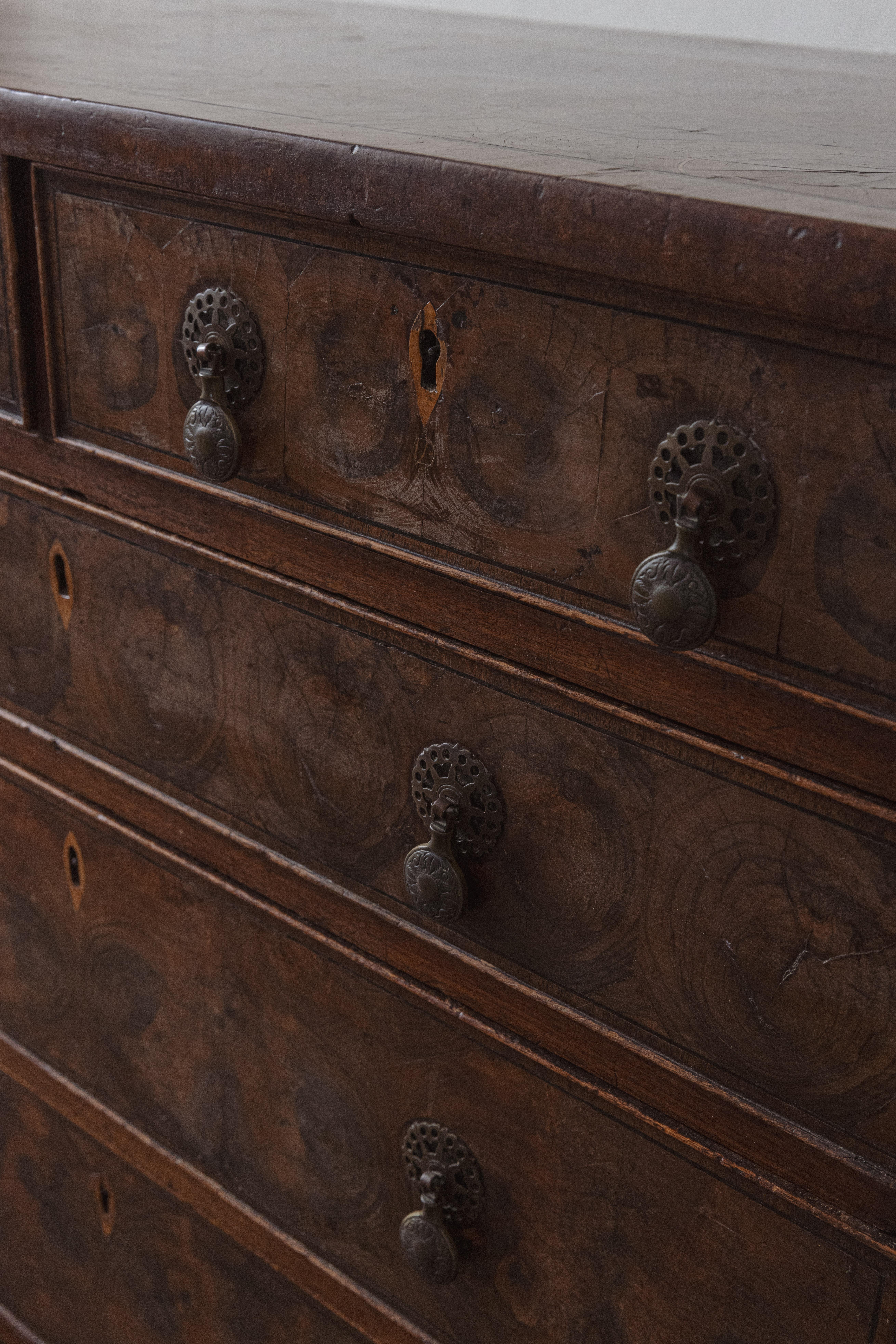 Una cassettiera con rivestimento in ostrica di William & Mary in vendita 6