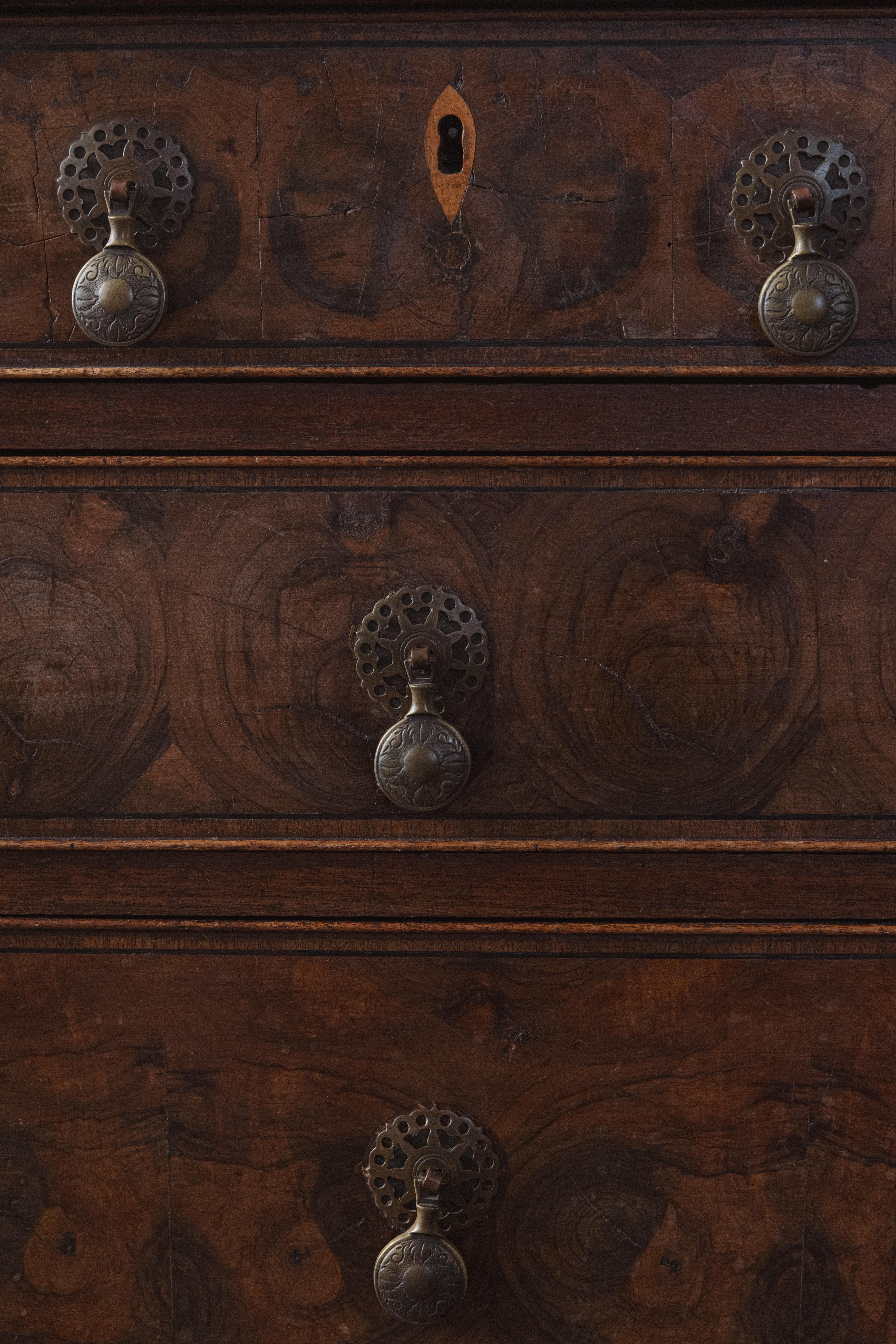 Una cassettiera con rivestimento in ostrica di William & Mary in vendita 7