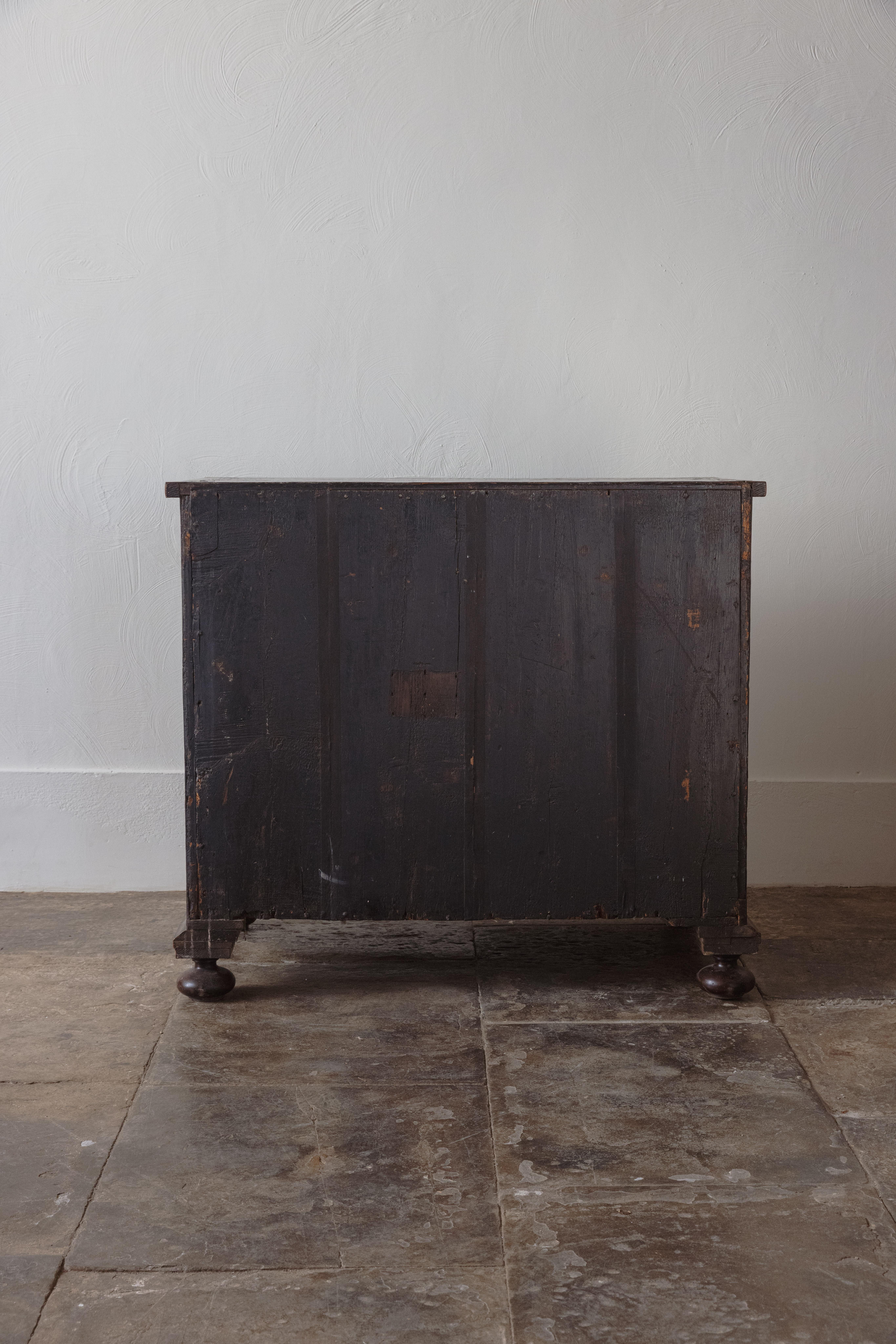 Una cassettiera con rivestimento in ostrica di William & Mary in vendita 8