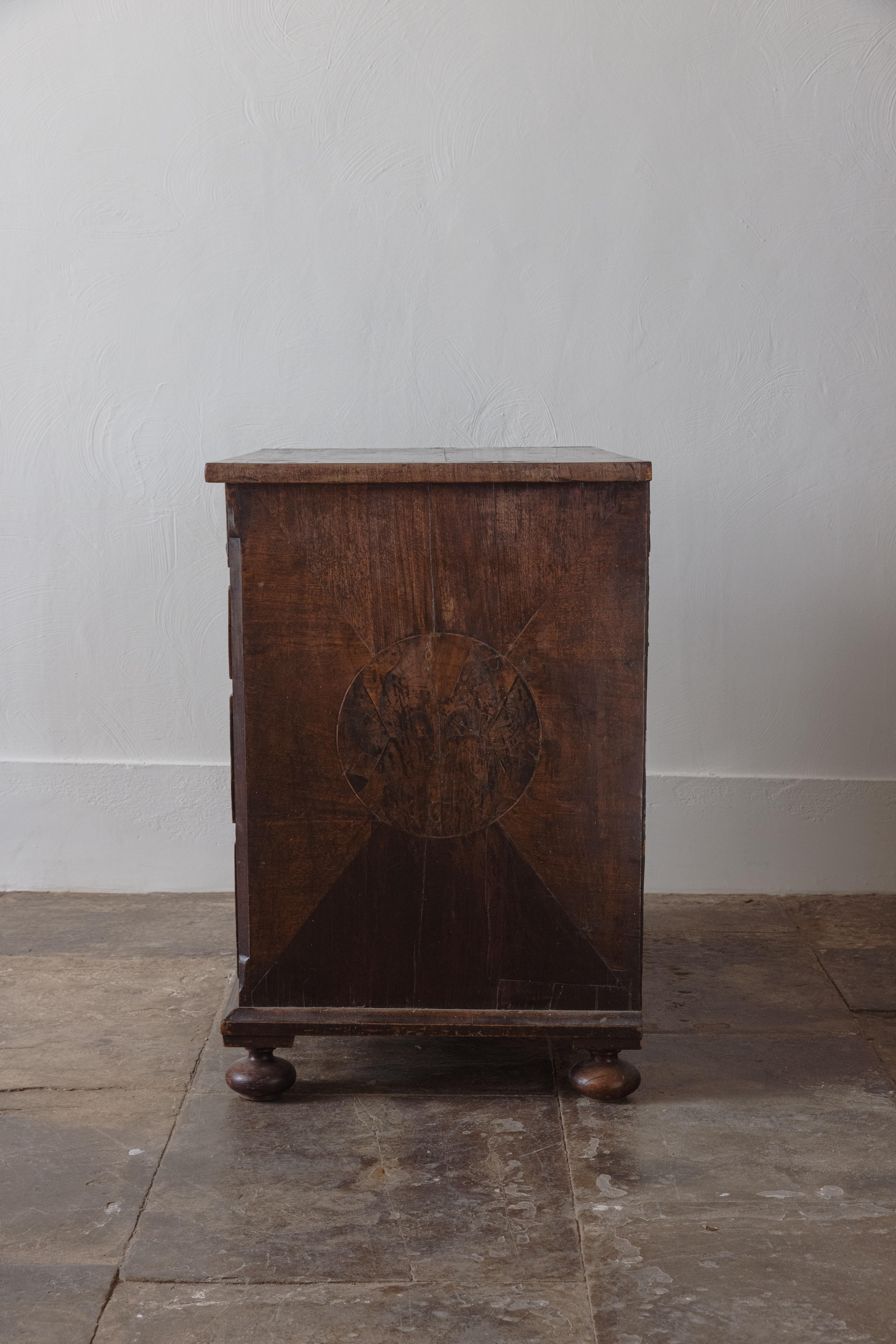 Una cassettiera con rivestimento in ostrica di William & Mary in vendita 9