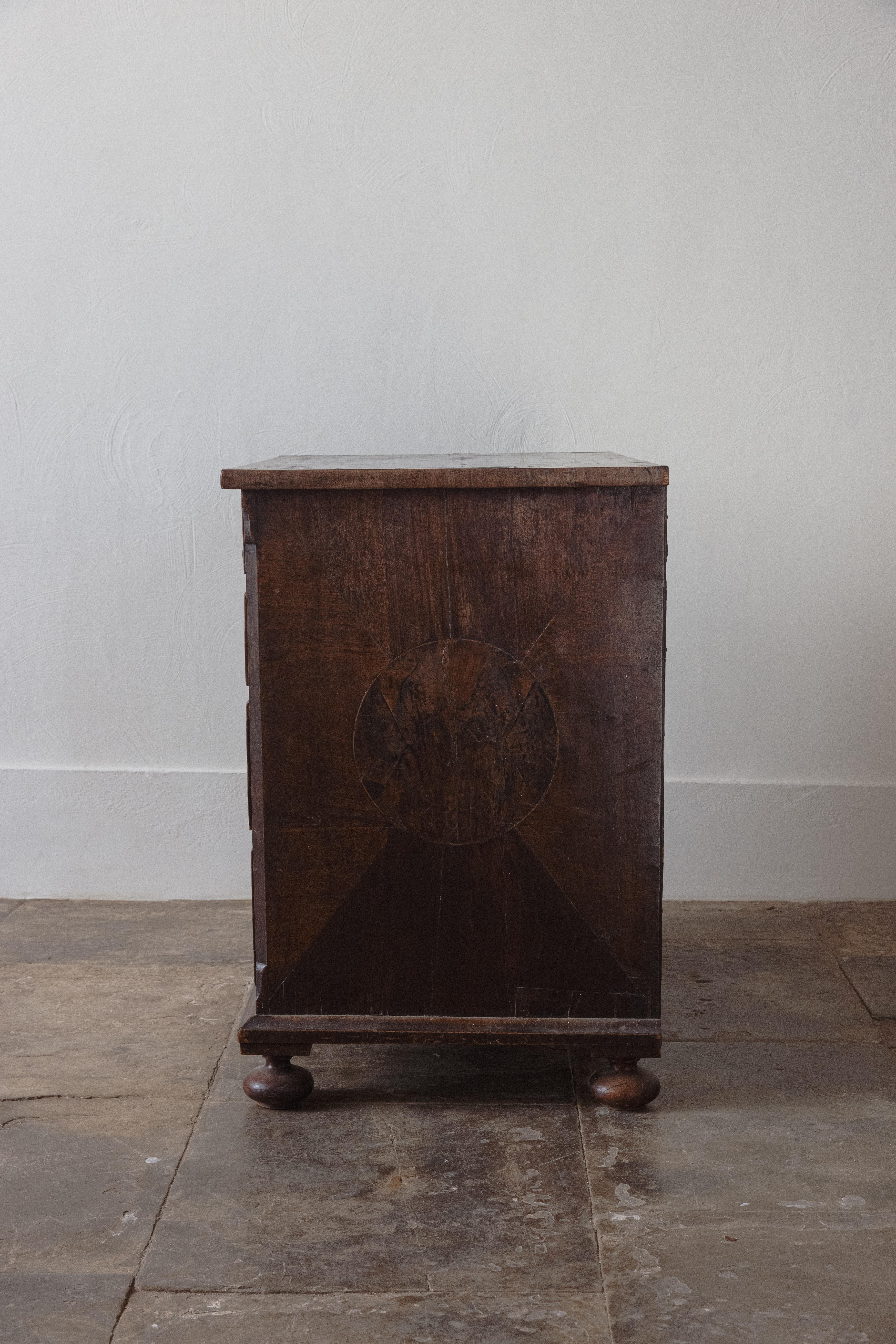 Una cassettiera con rivestimento in ostrica di William & Mary in vendita 10