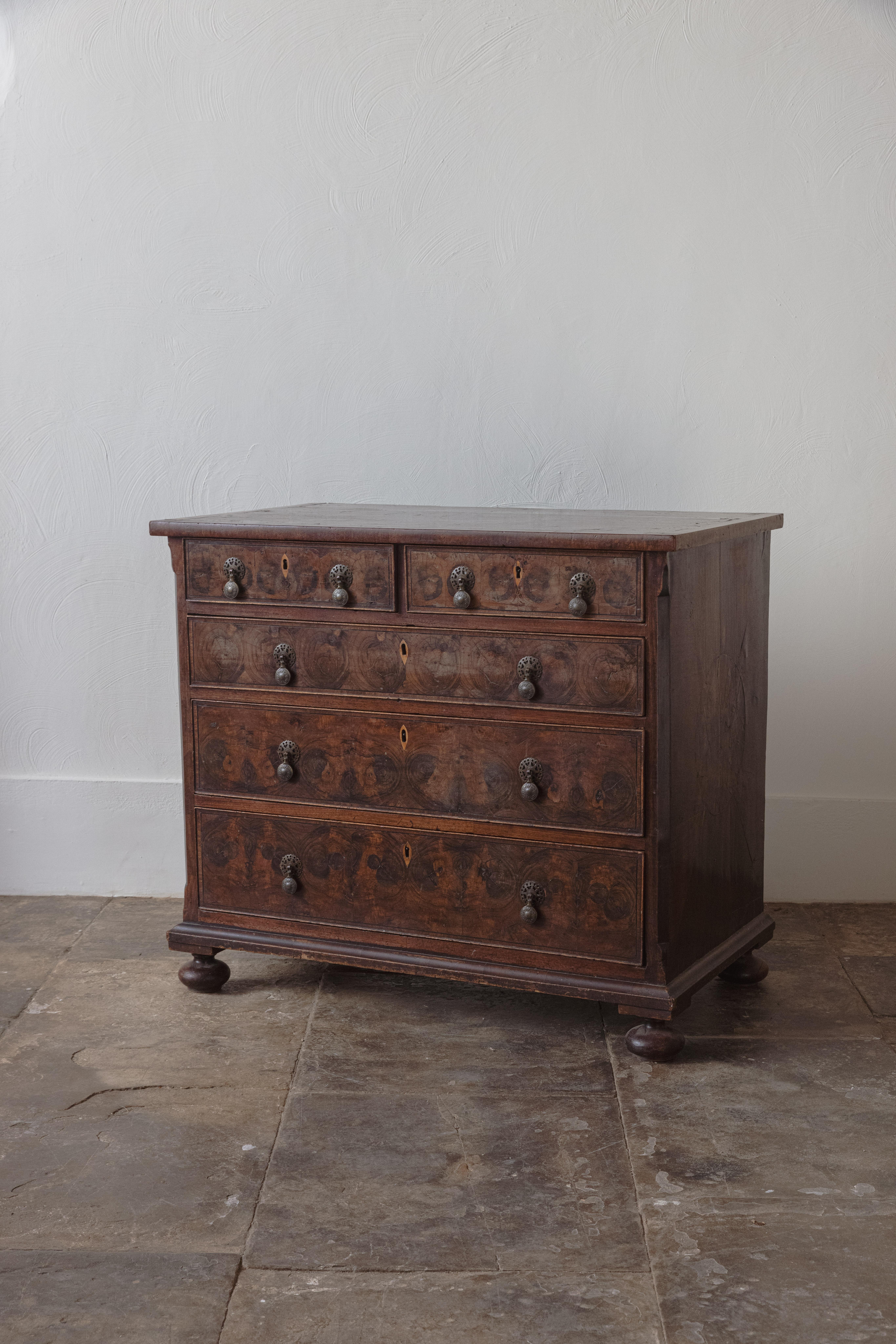 Una cassettiera con rivestimento in ostrica di William & Mary in vendita 11