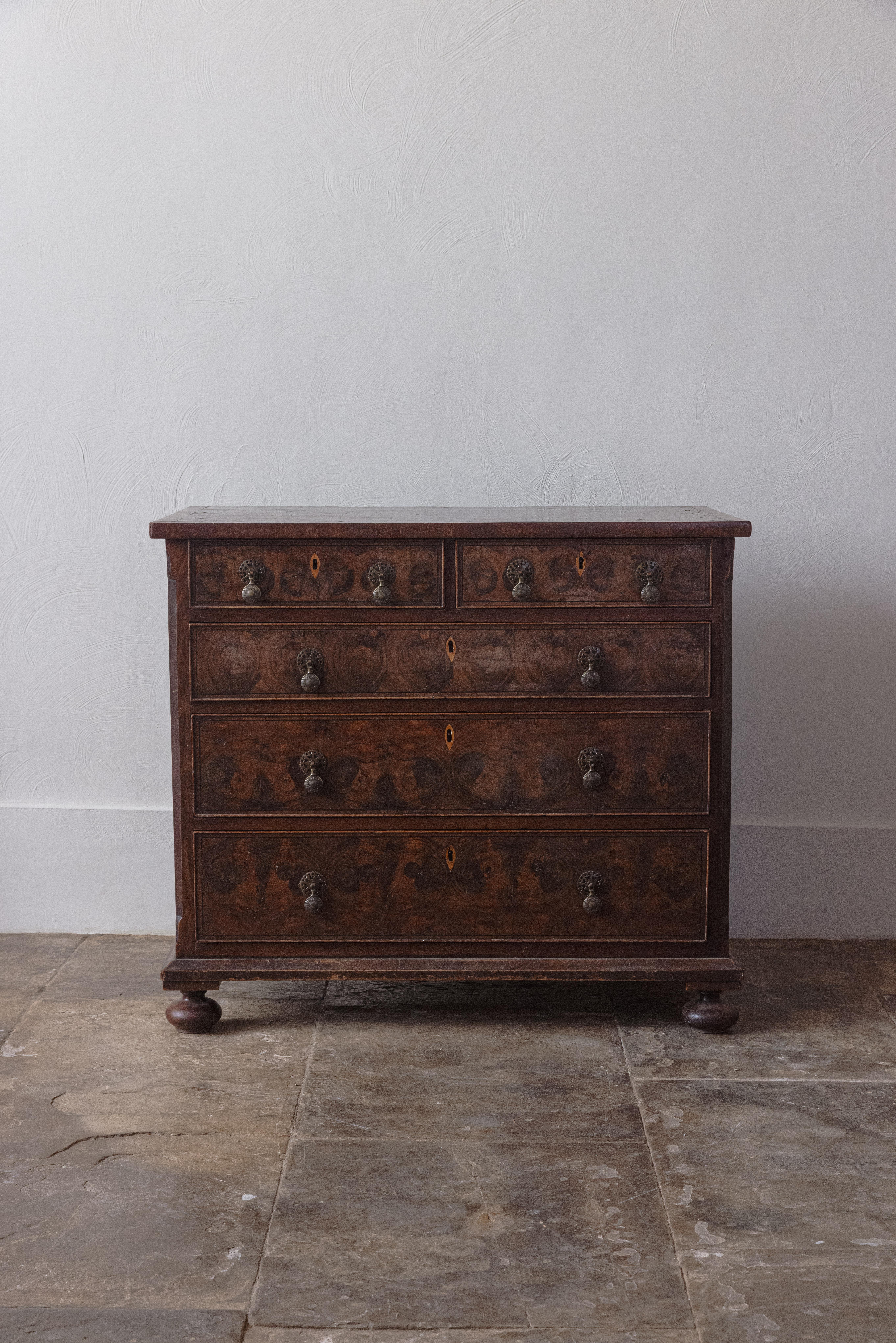 Una cassettiera di William & Mary in legno di olivo, noce e frutta estremamente raffinata. Si tratta di un disegno classico della fine del XVII secolo in Inghilterra, durante il regno congiunto di William III e della regina Mary II. Guglielmo III