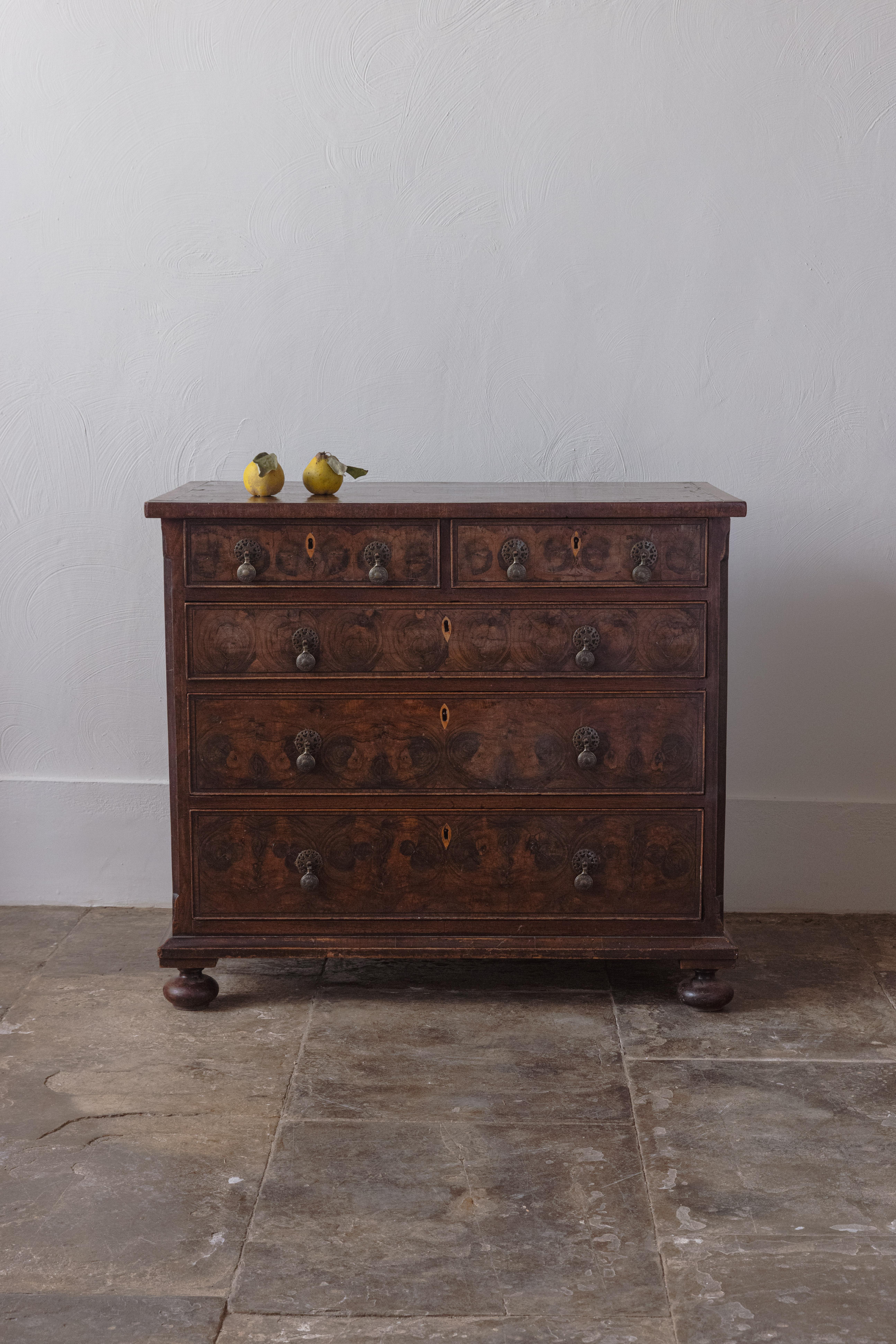 William and Mary Una cassettiera con rivestimento in ostrica di William & Mary in vendita