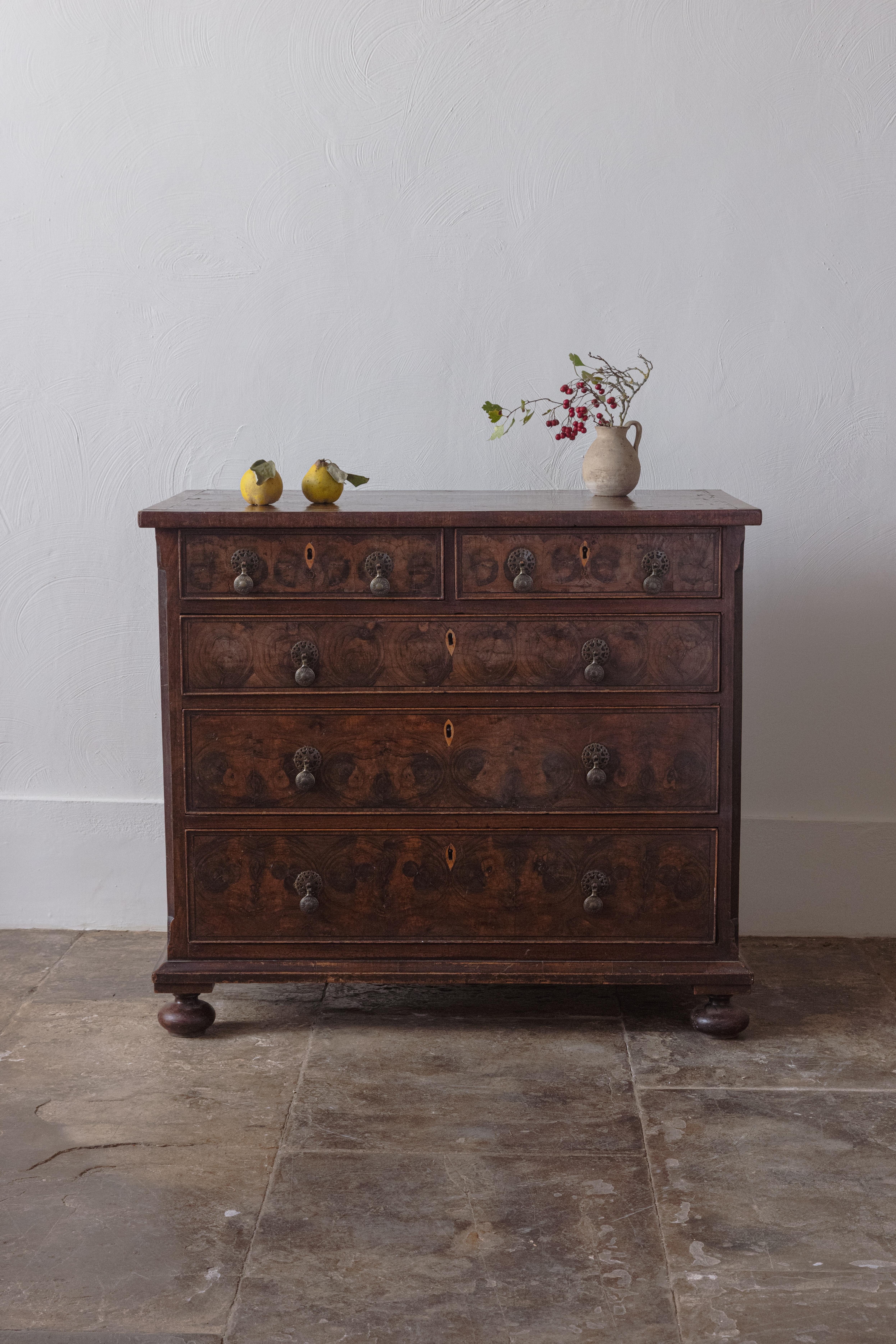 Britannico Una cassettiera con rivestimento in ostrica di William & Mary in vendita