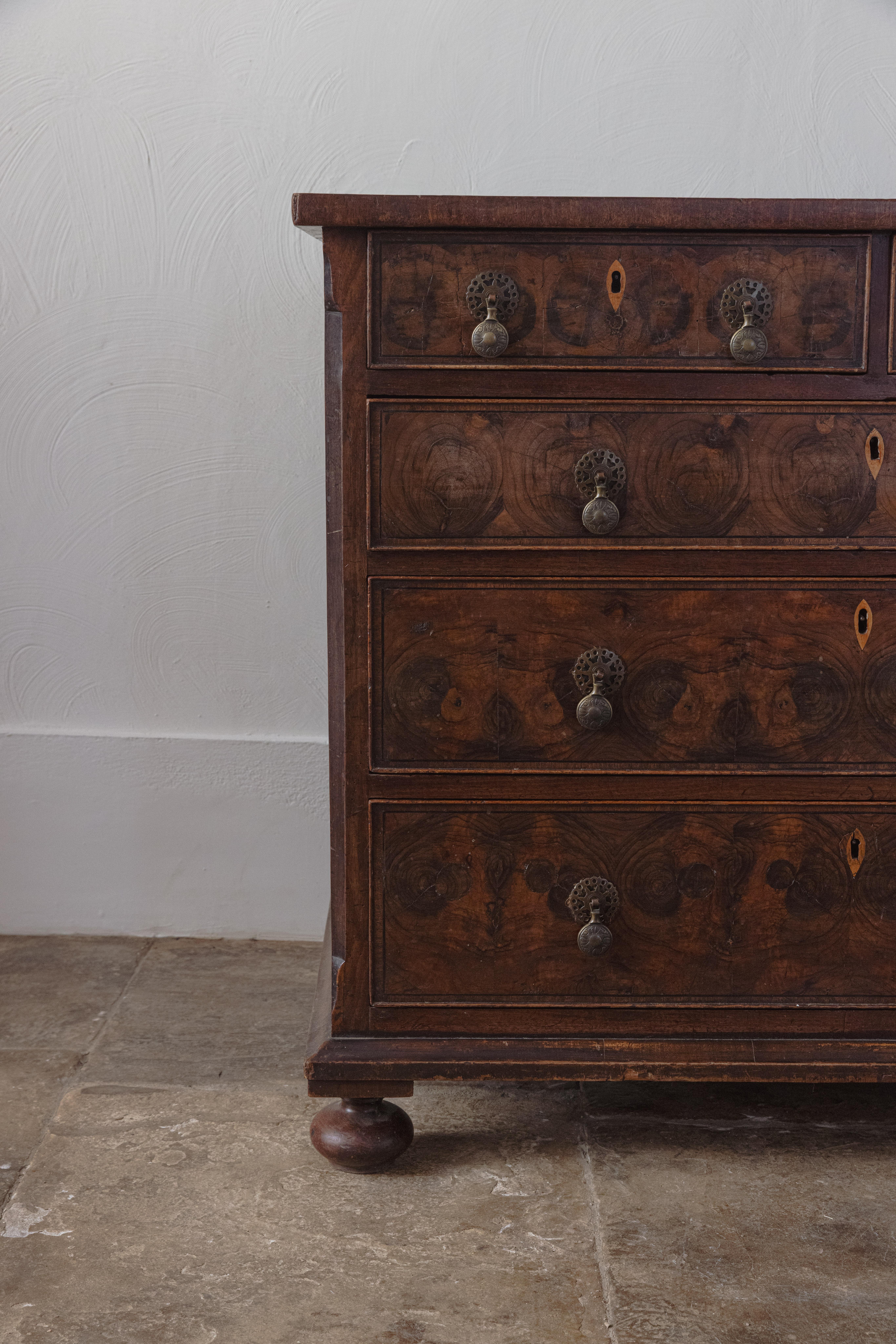 Impiallacciato Una cassettiera con rivestimento in ostrica di William & Mary in vendita