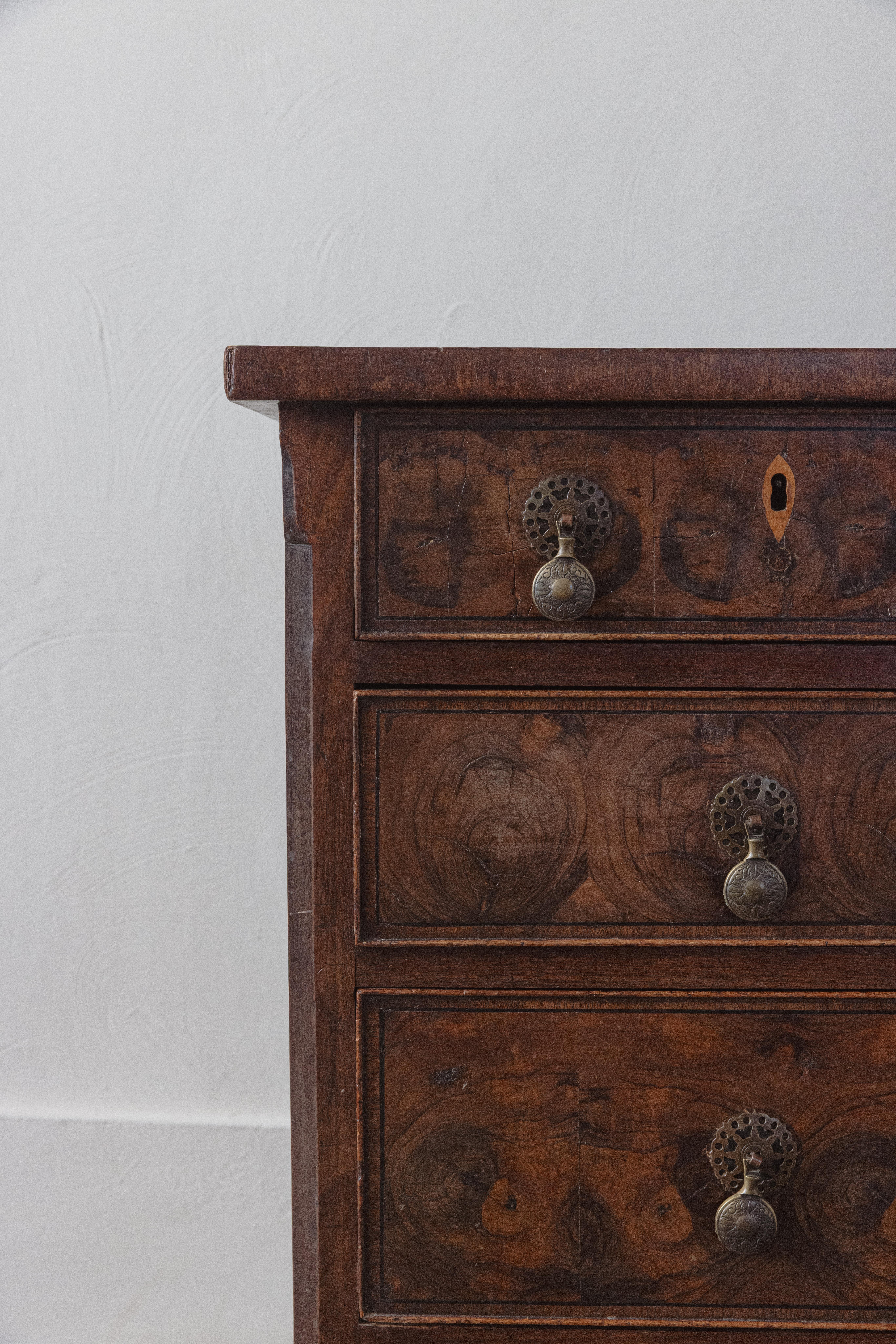 Una cassettiera con rivestimento in ostrica di William & Mary In condizioni buone in vendita a Shipston-On-Stour, GB