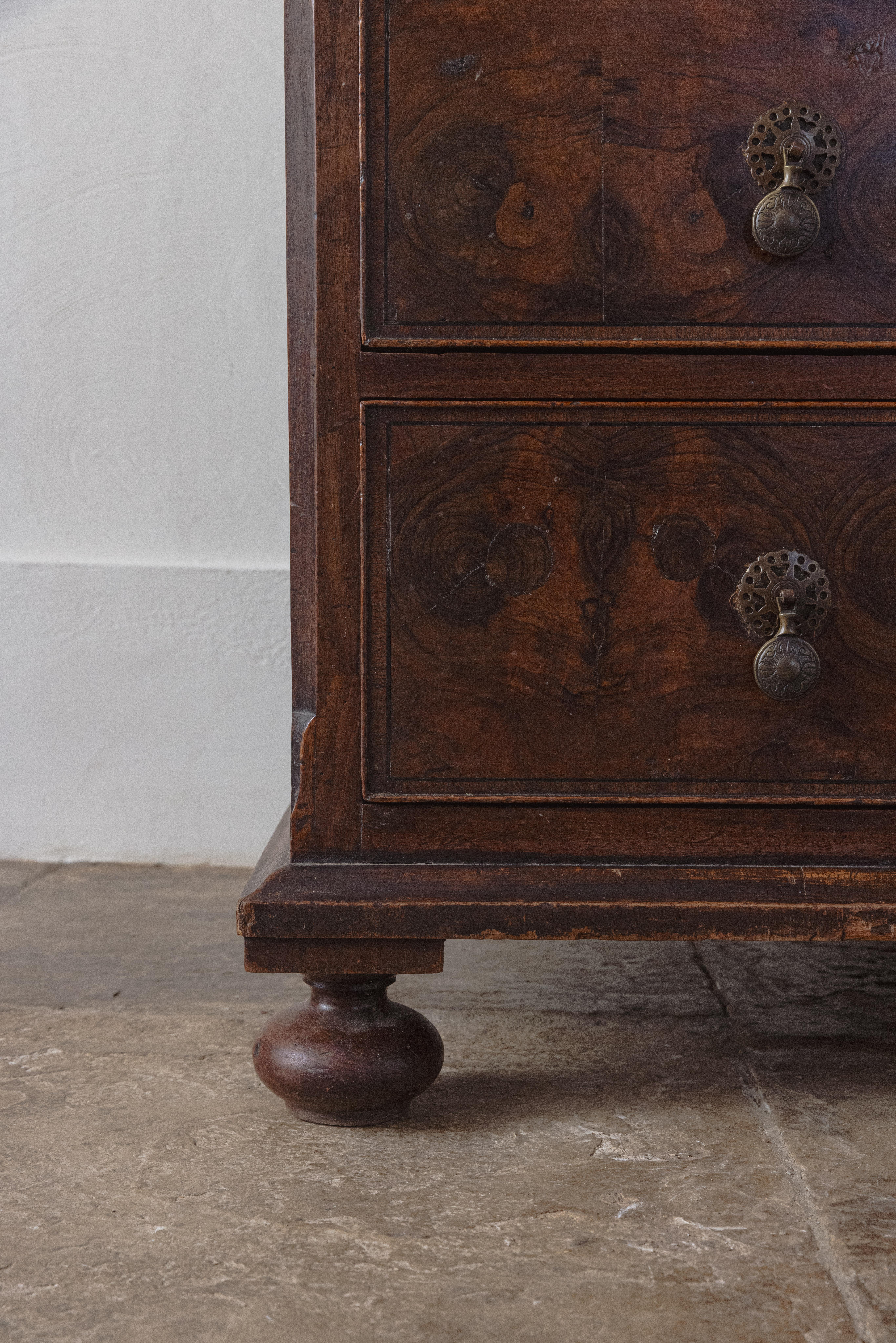 Fino al XVIII secolo Una cassettiera con rivestimento in ostrica di William & Mary in vendita