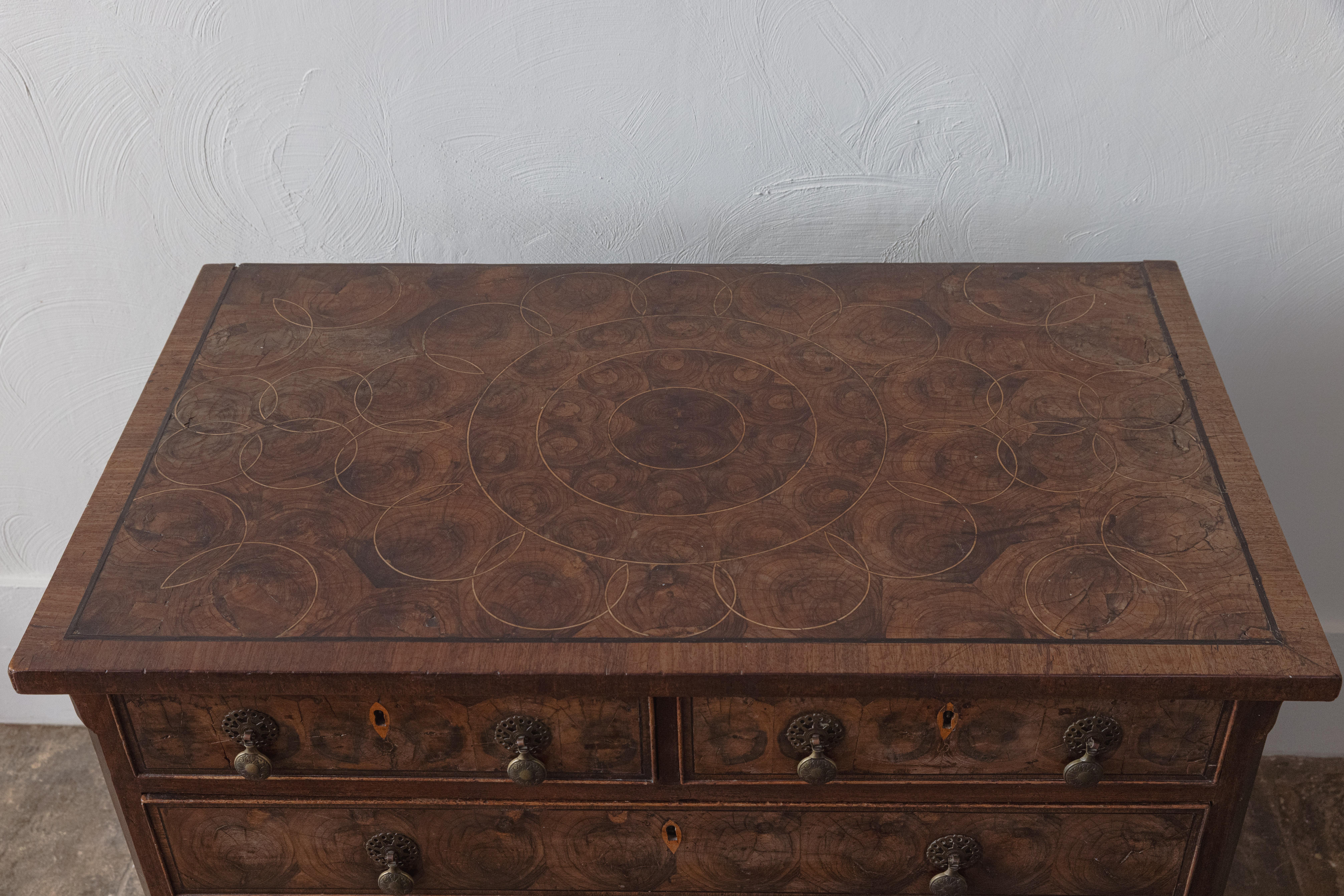 Ulivo Una cassettiera con rivestimento in ostrica di William & Mary in vendita