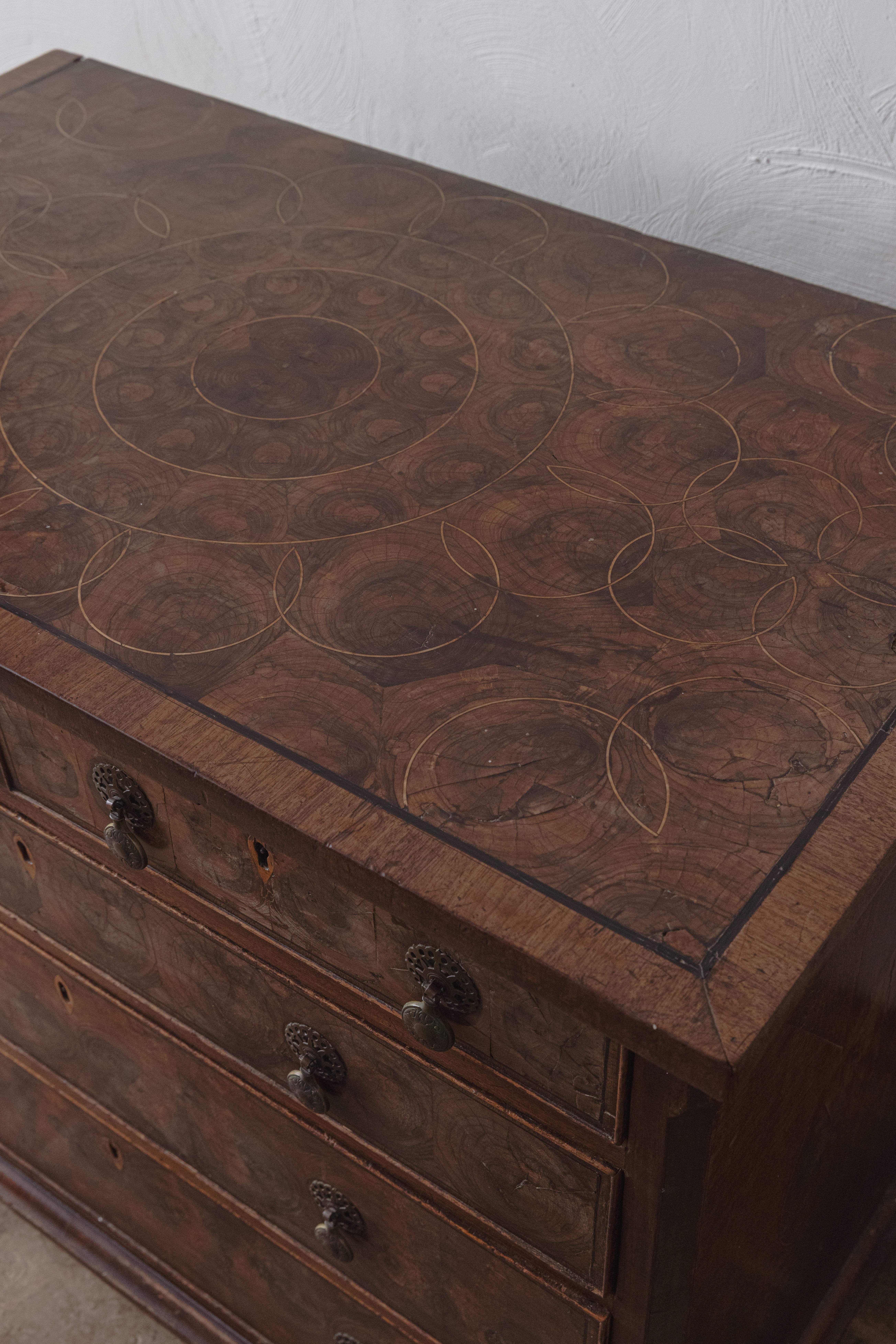 Una cassettiera con rivestimento in ostrica di William & Mary in vendita 1