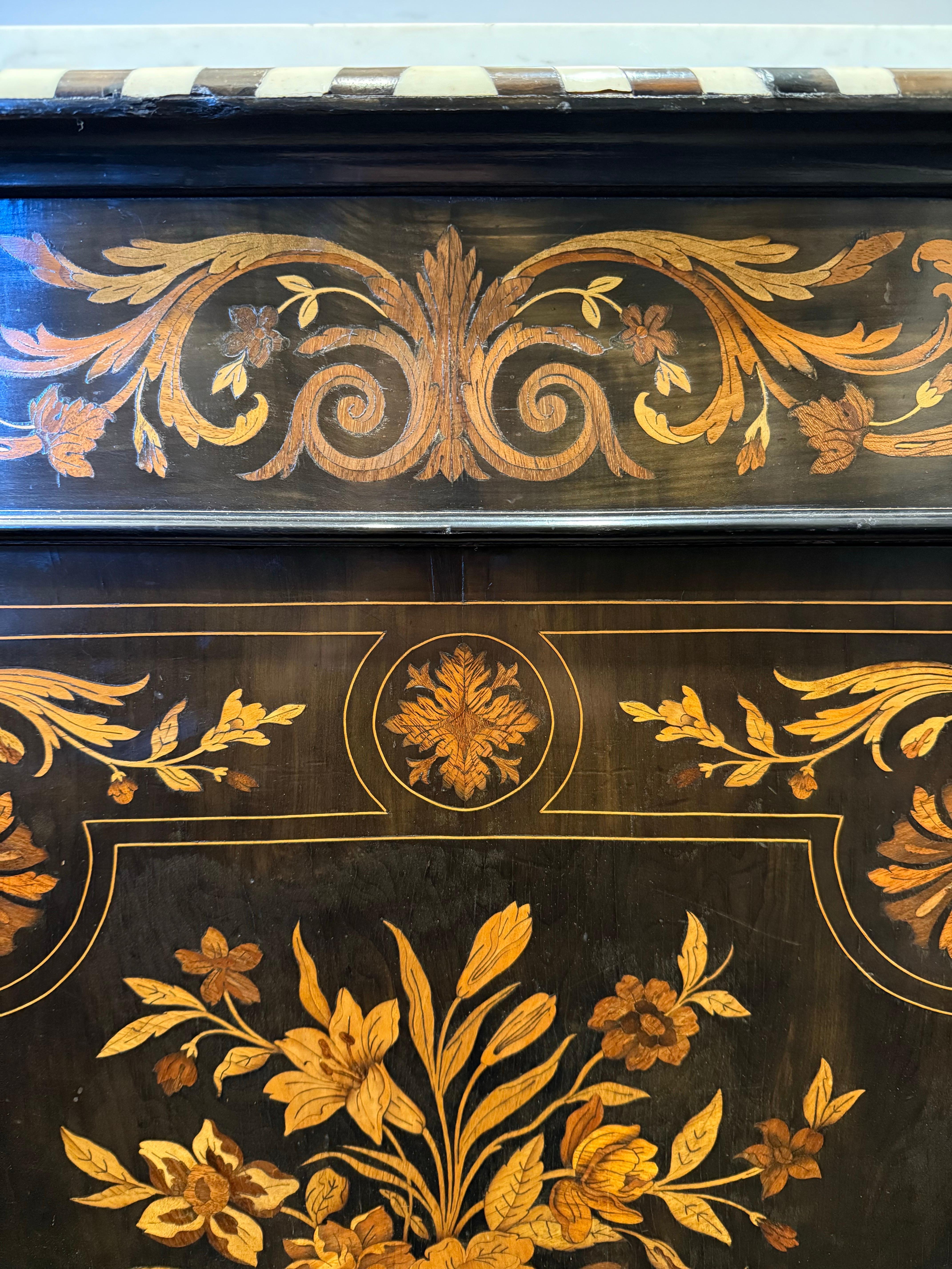 Armario de marquetería y tapa de mármol estilo William & Mary, S. XIX Marquetería en venta
