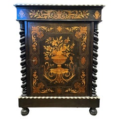 Armadio con intarsio e piano in marmo in stile William & Mary, XIX secolo
