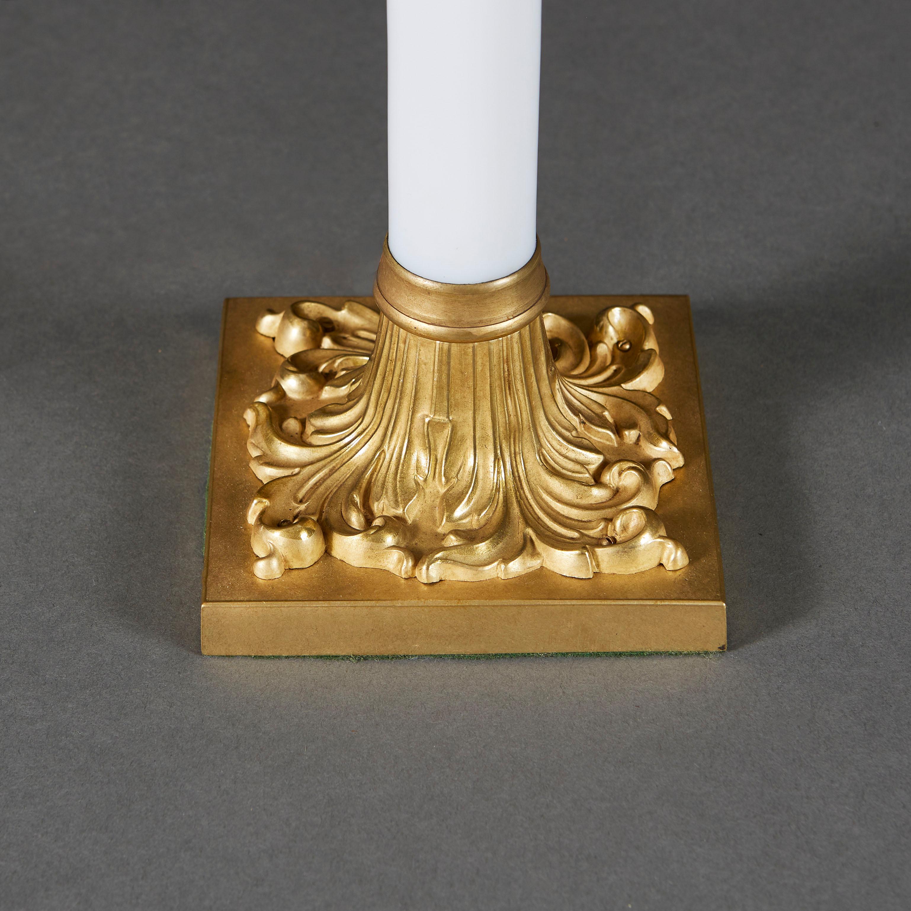 A William IV 19th Century Opaline Glass White Table or Desk Lamp In Good Condition For Sale In London, GB