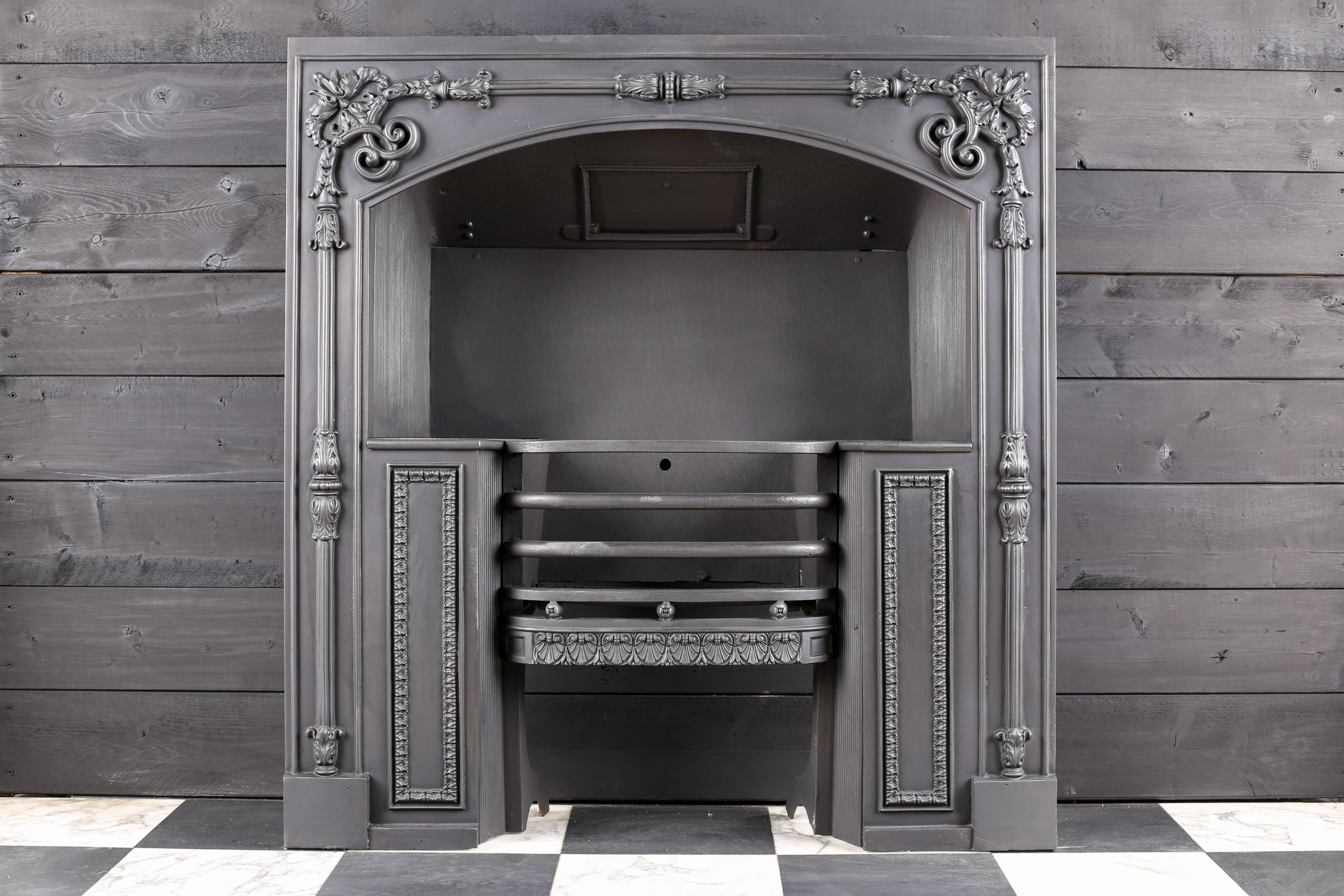 Una griglia di registro ornata alla maniera di William IV, realizzata dalla fonderia Carron di Falkirk. Scozzese dell'inizio del XIX secolo.

Altezza esterna: 38″ - 96,5 cm
Larghezza esterna: 36″ - 91,5 cm

Profondità: 12″ - 30 cm

Can può essere