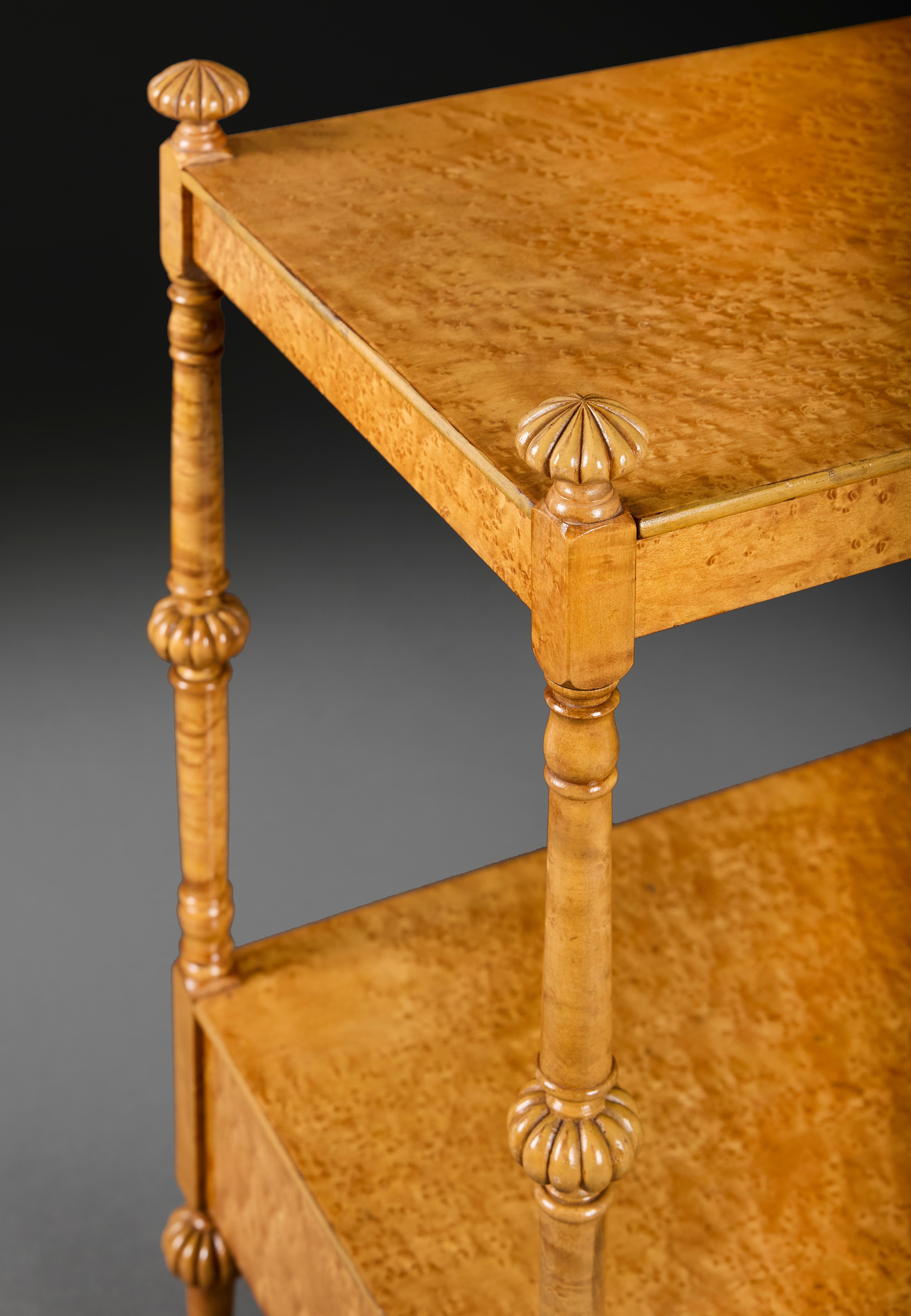 A William IV Birdseye Maple Tiered Bedside Table In Good Condition In London, GB