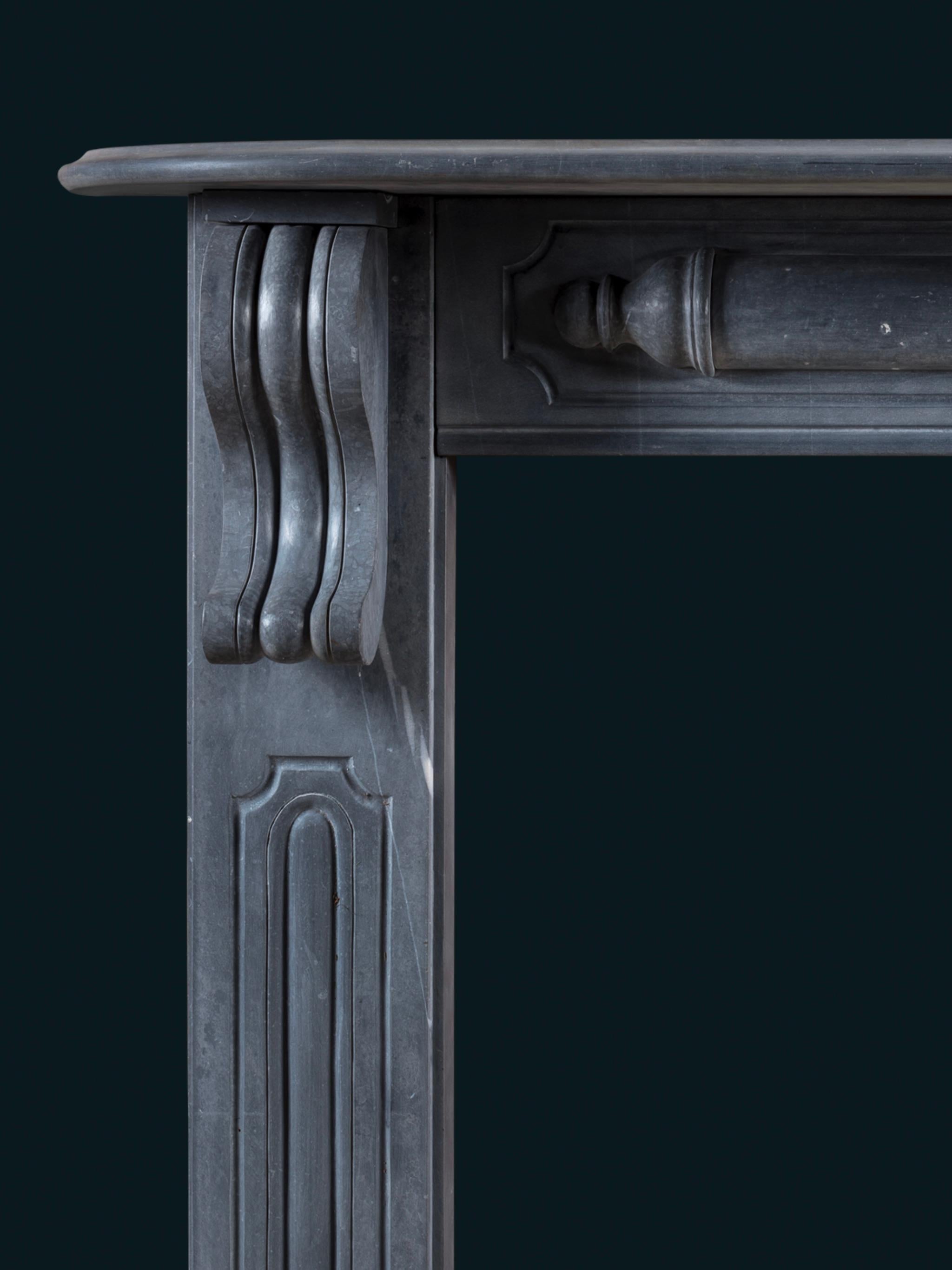 Sculpté à la main Cheminée en pierre calcaire bleue irlandaise de William IV en vente