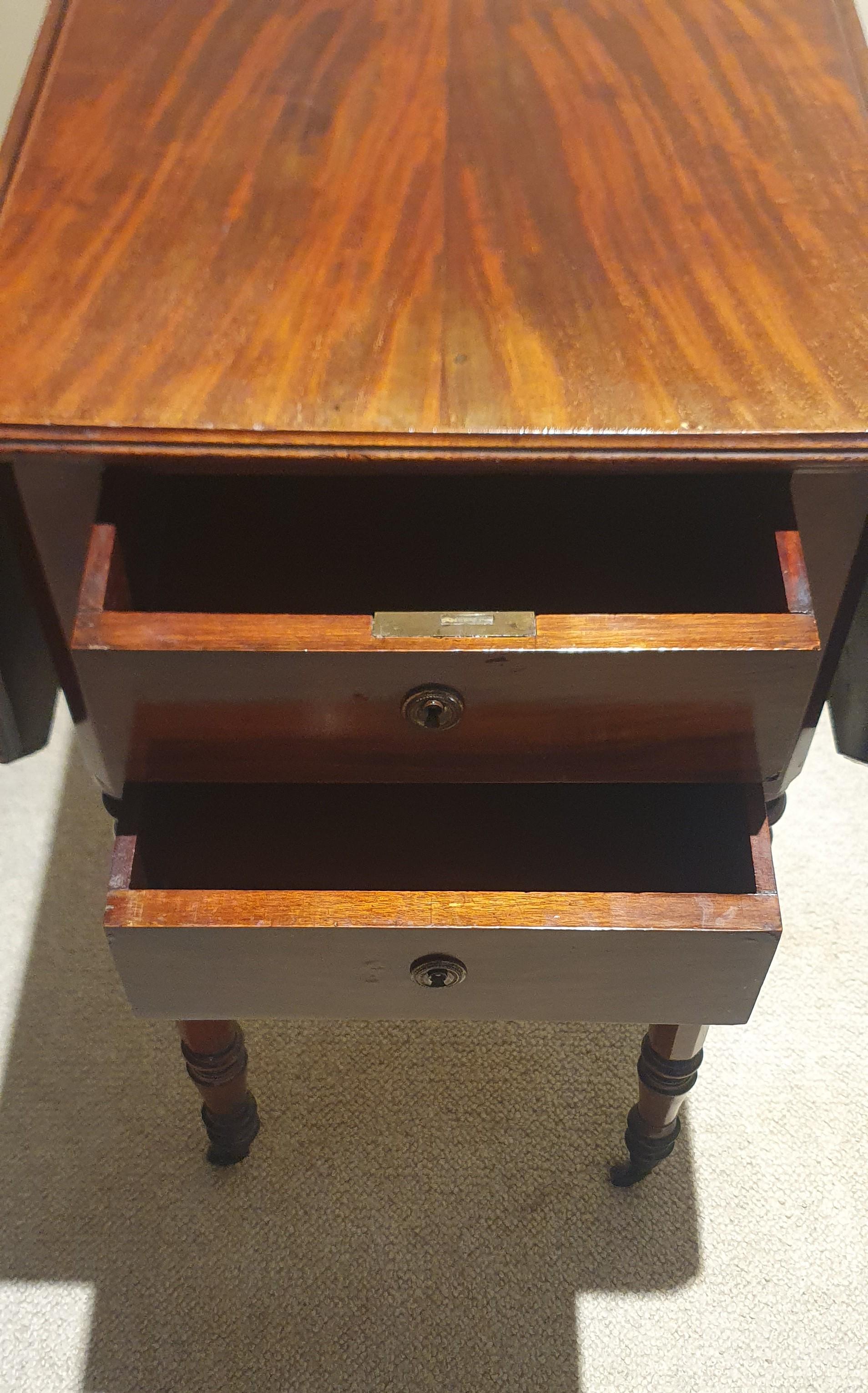 Ein kleiner Beistelltisch aus William IV Mahagoni mit zwei Schubladen und seitlicher Klappe im Angebot 4