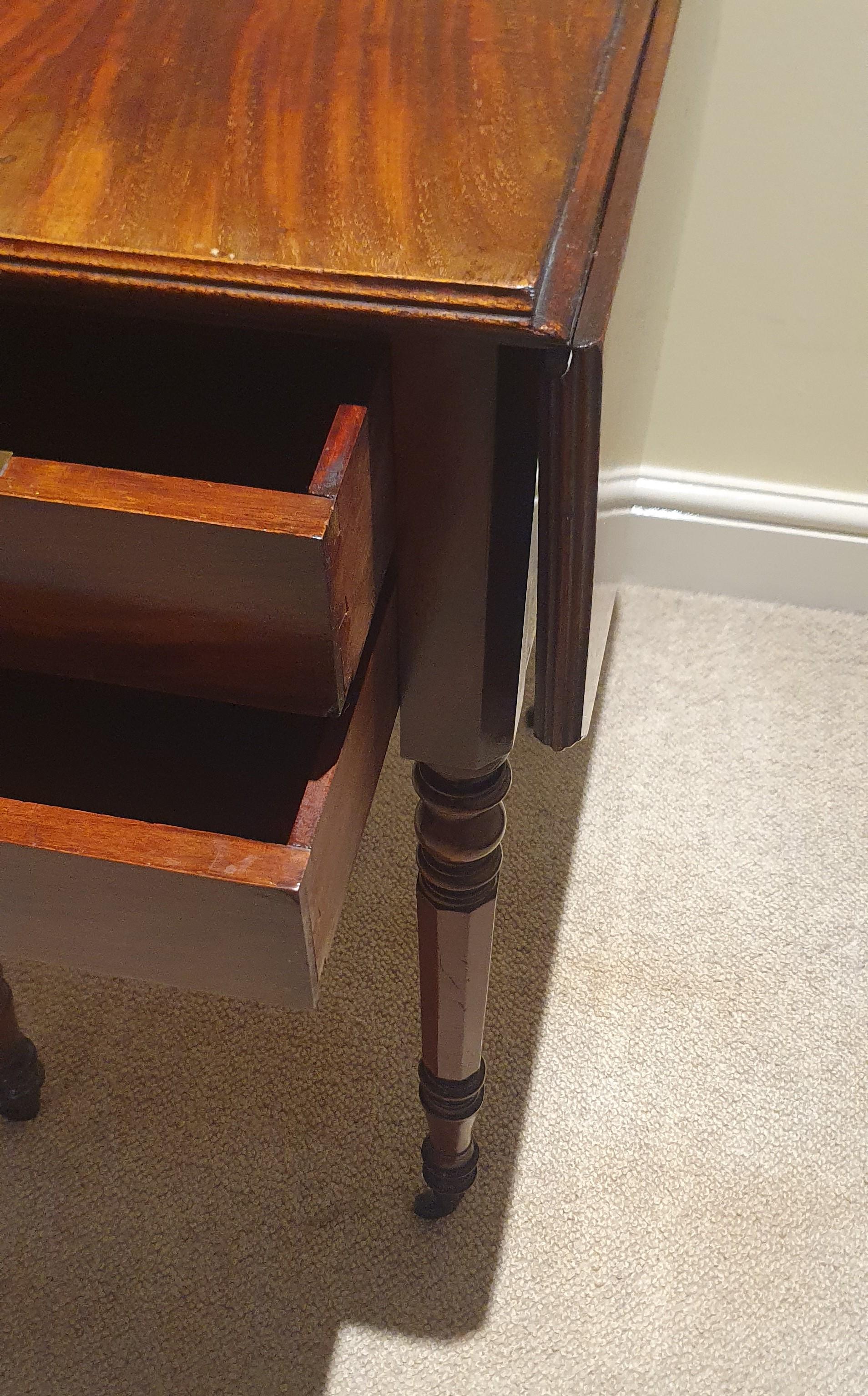 Ein kleiner Beistelltisch aus William IV Mahagoni mit zwei Schubladen und seitlicher Klappe im Angebot 5