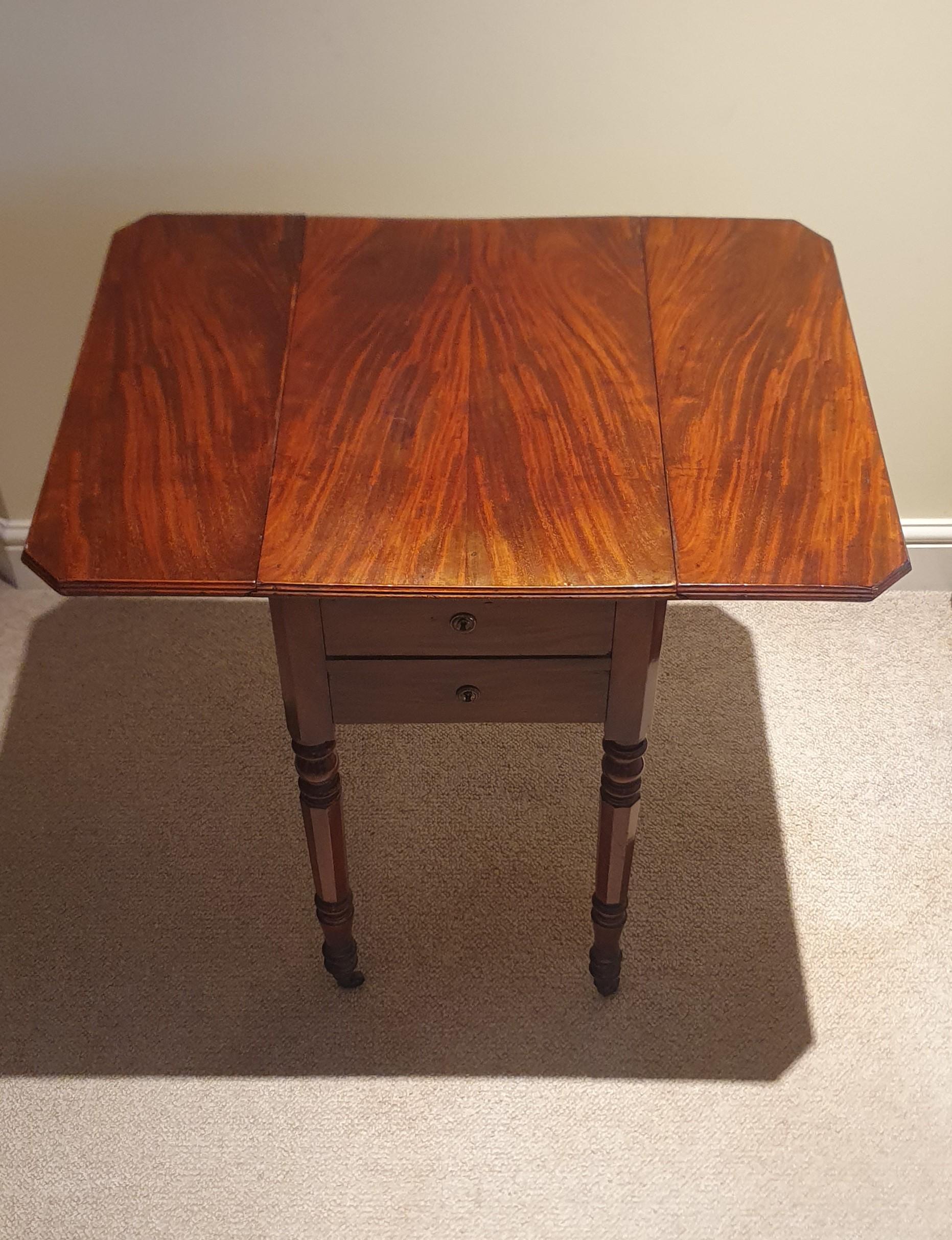 Ein kleiner Beistelltisch aus William IV Mahagoni mit zwei Schubladen und seitlicher Klappe im Angebot 6