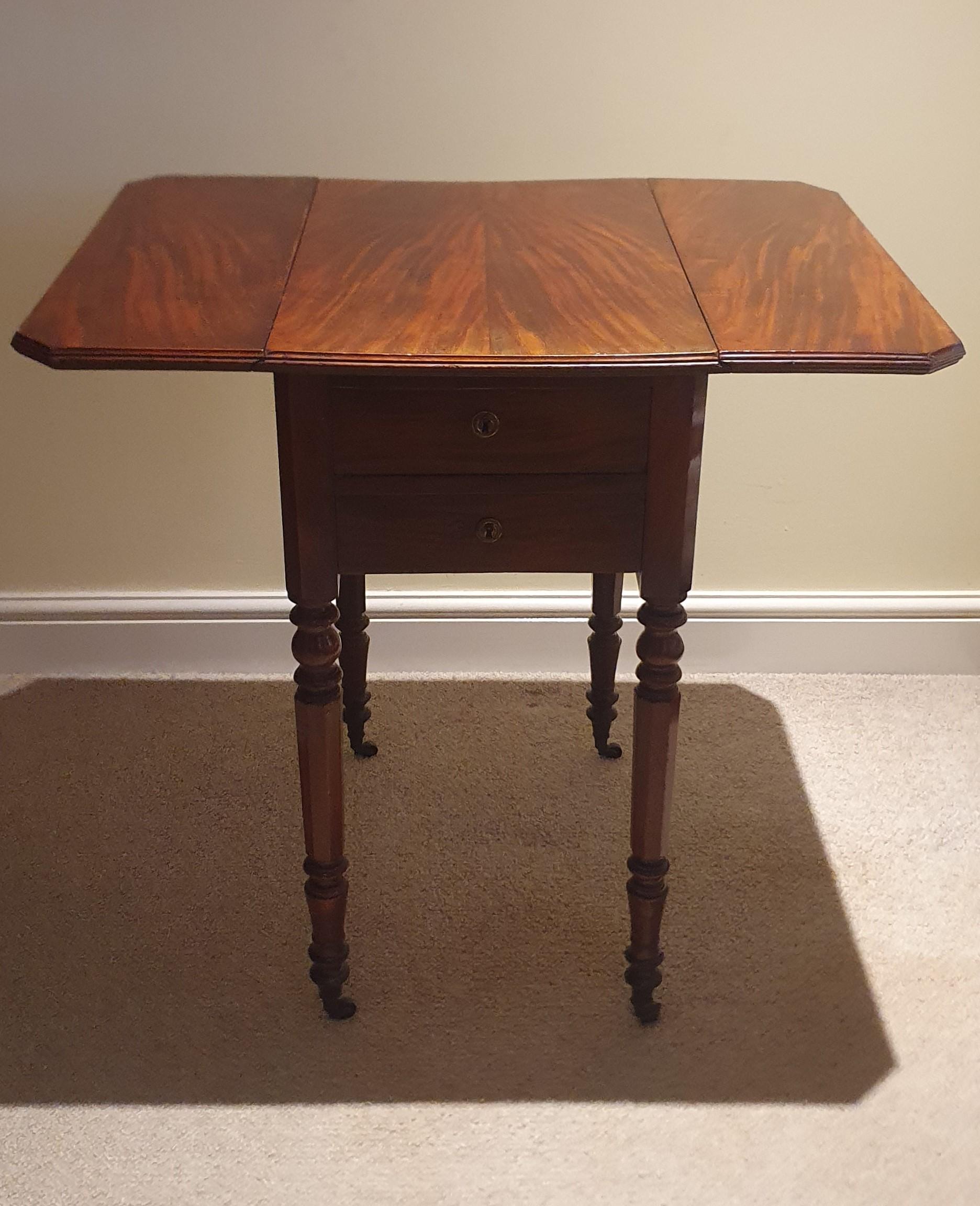 Ein kleiner Beistelltisch aus William IV Mahagoni mit zwei Schubladen und seitlicher Klappe im Angebot 7