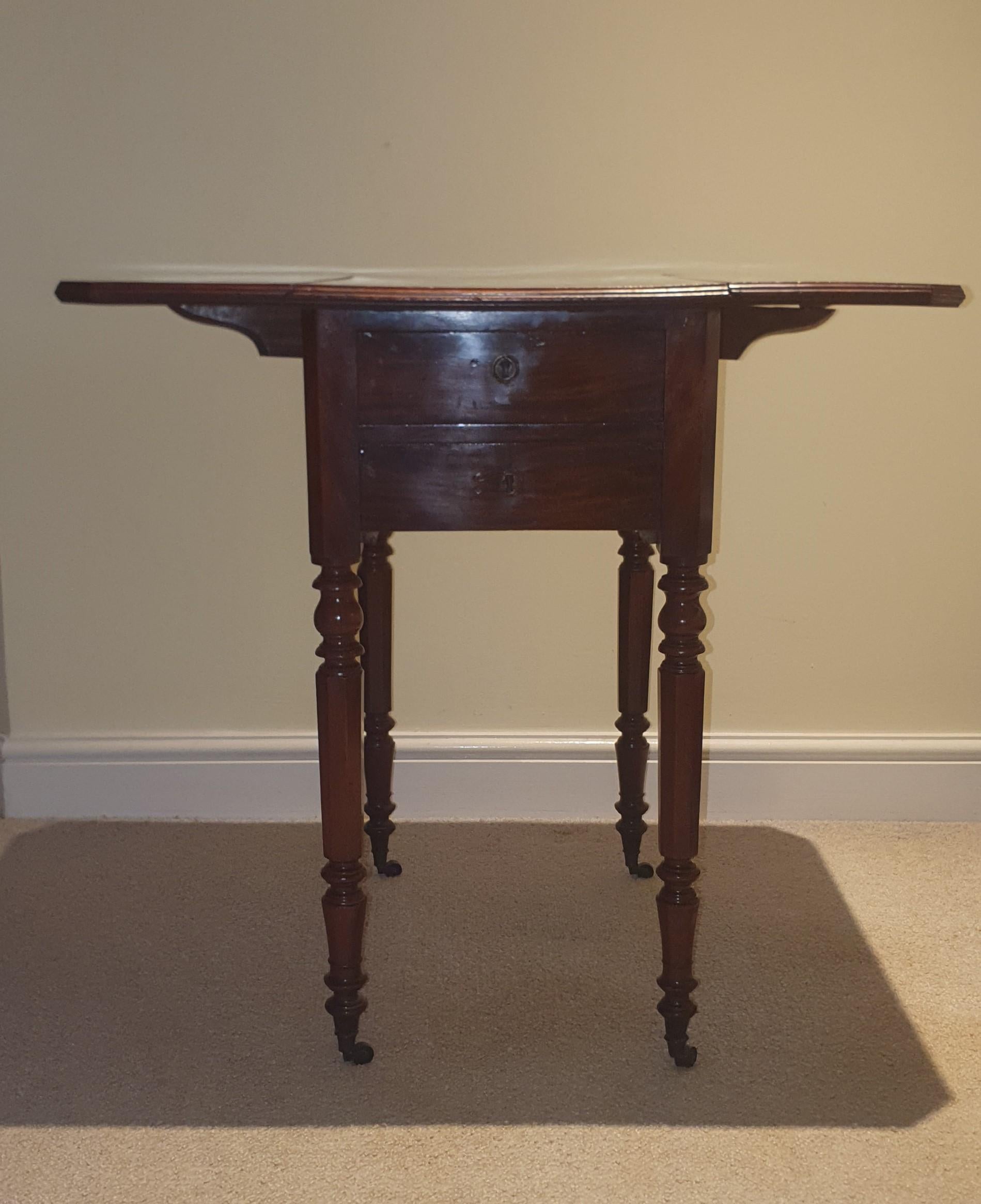 Ein kleiner Beistelltisch aus William IV Mahagoni mit zwei Schubladen und seitlicher Klappe im Angebot 9