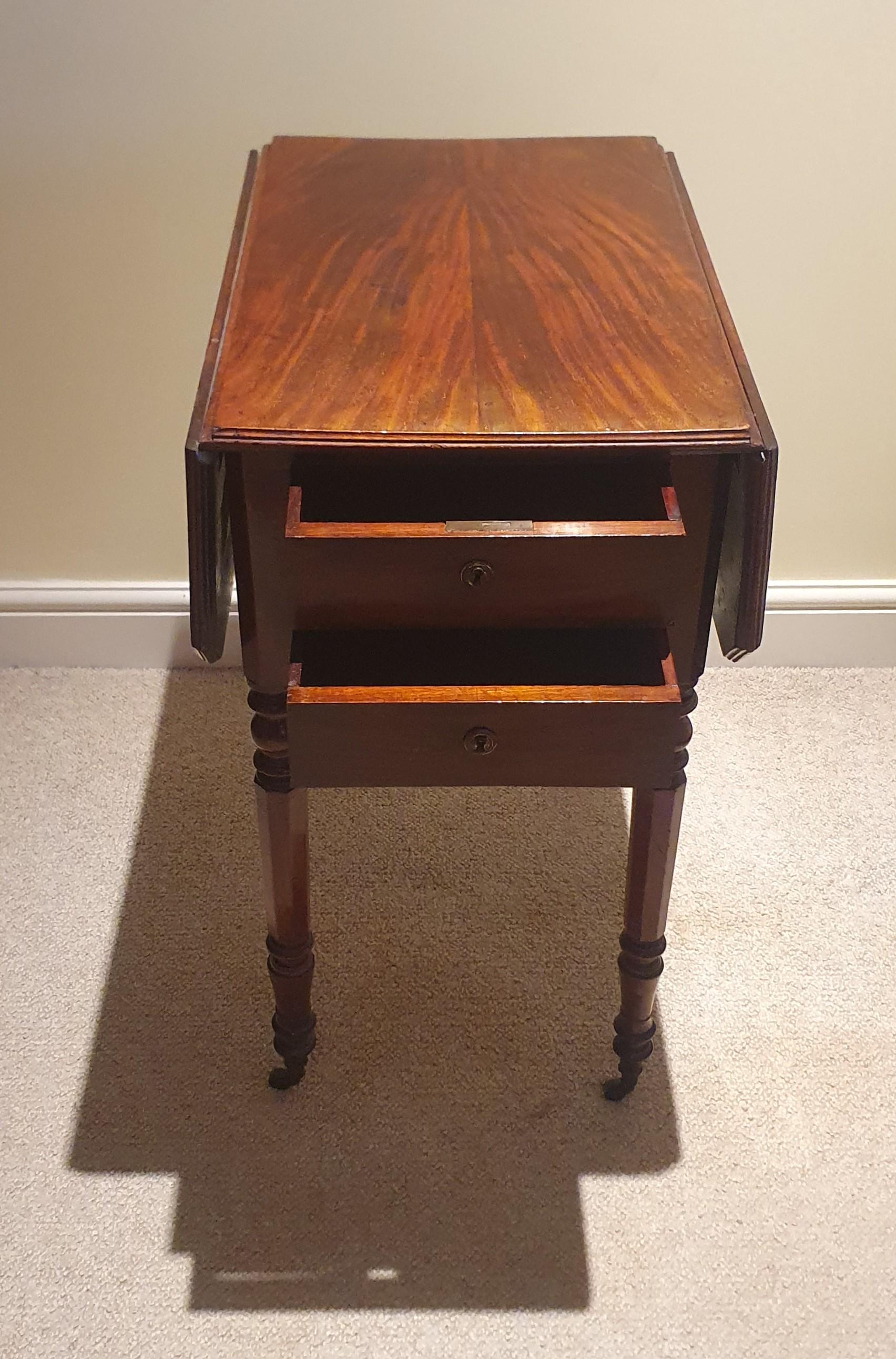 Ein kleiner Beistelltisch aus William IV Mahagoni mit zwei Schubladen und seitlicher Klappe im Angebot 10