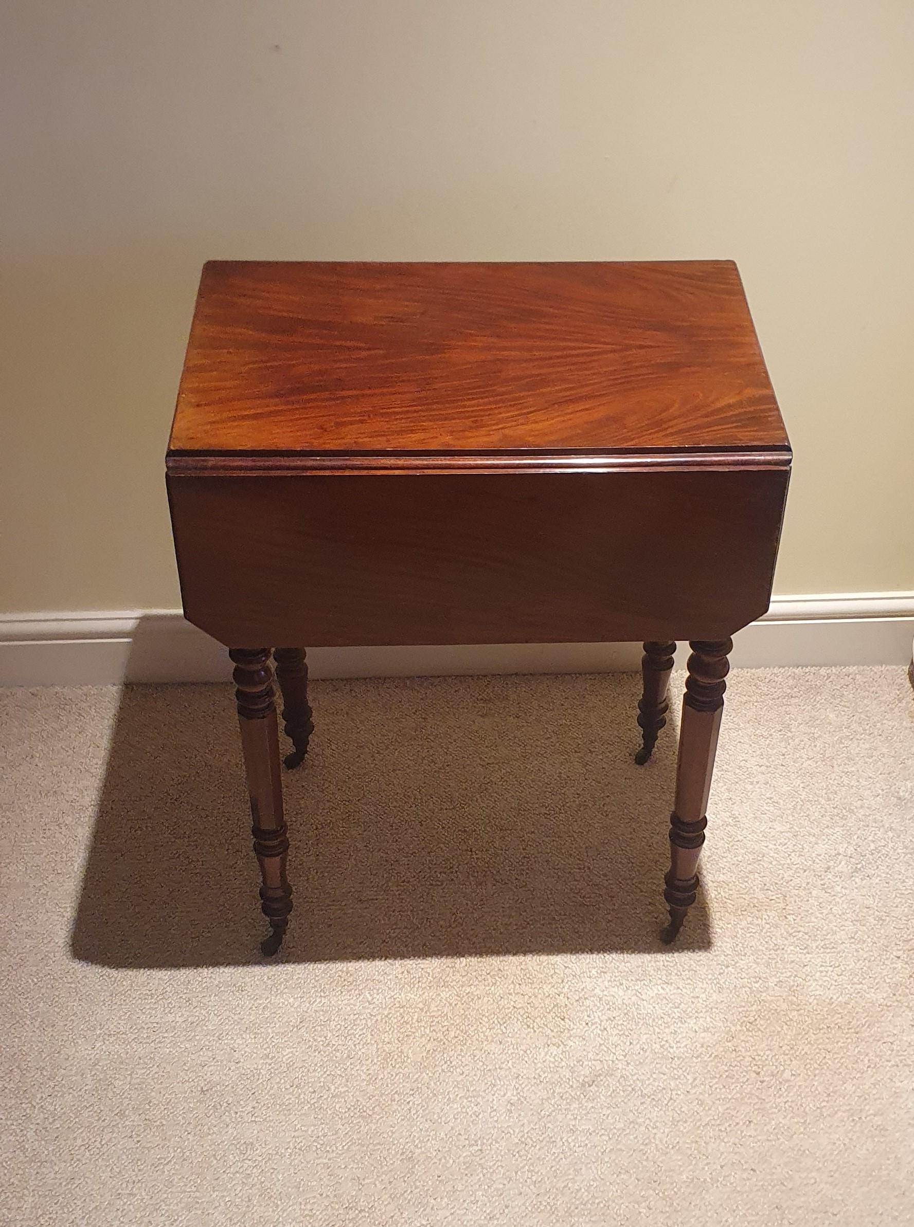 Ein kleiner Beistelltisch aus William IV Mahagoni mit zwei Schubladen und seitlicher Klappe (William IV.) im Angebot