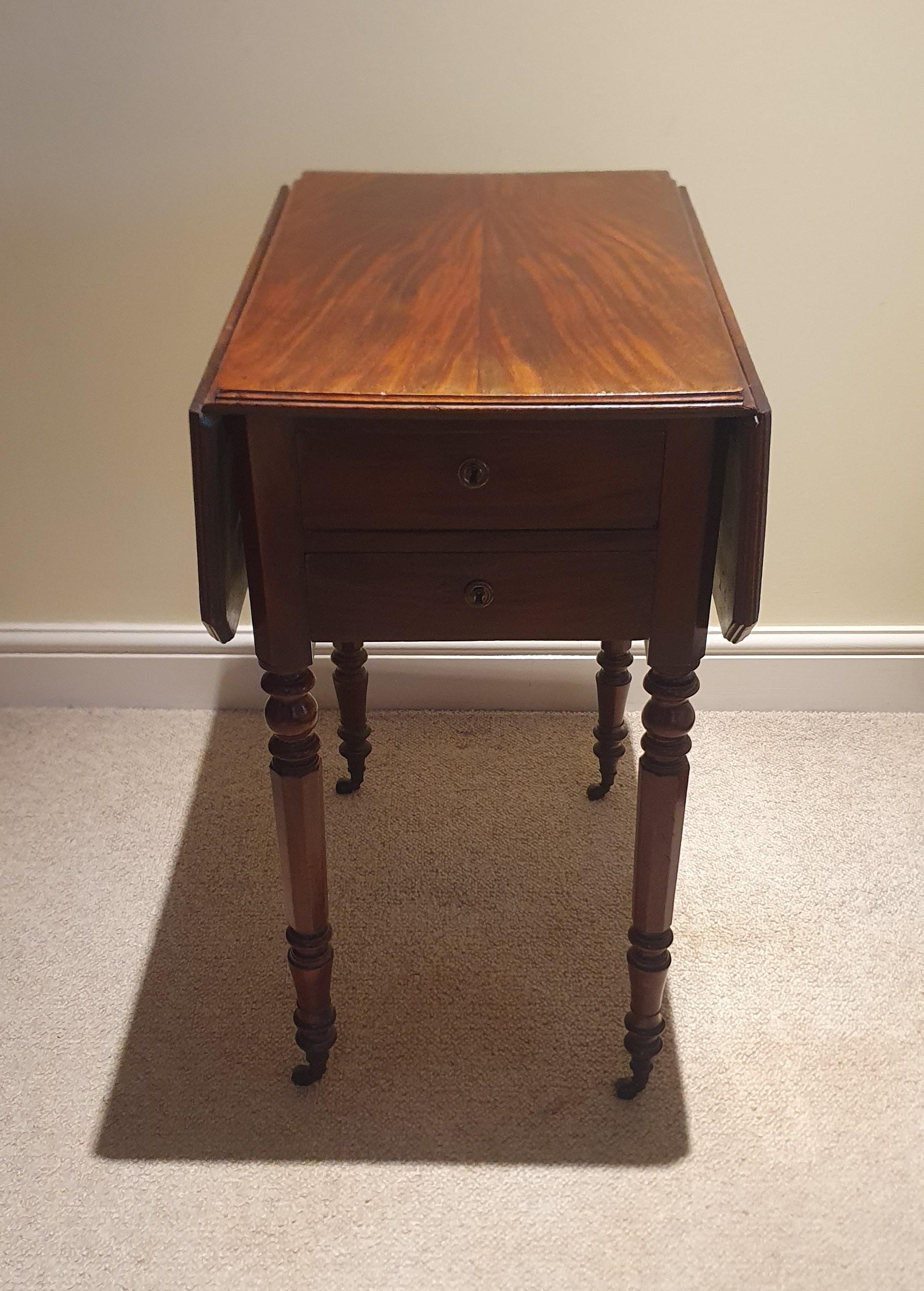Ein kleiner Beistelltisch aus William IV Mahagoni mit zwei Schubladen und seitlicher Klappe (Britisch) im Angebot