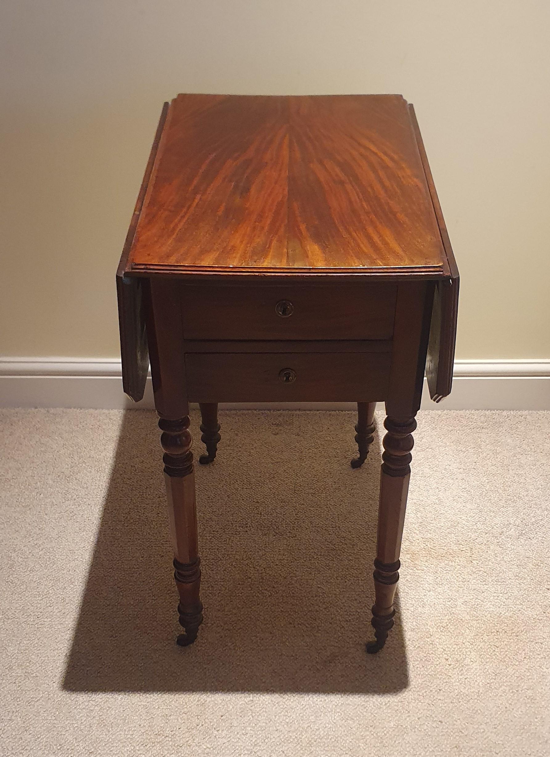 Ein kleiner Beistelltisch aus William IV Mahagoni mit zwei Schubladen und seitlicher Klappe im Zustand „Gut“ im Angebot in London, GB