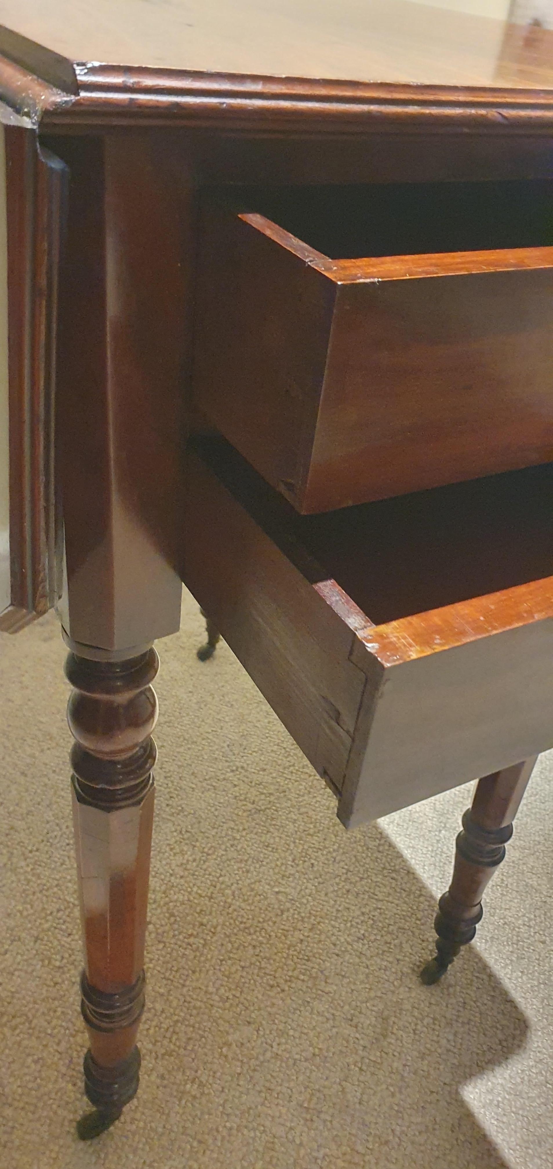Ein kleiner Beistelltisch aus William IV Mahagoni mit zwei Schubladen und seitlicher Klappe im Angebot 1